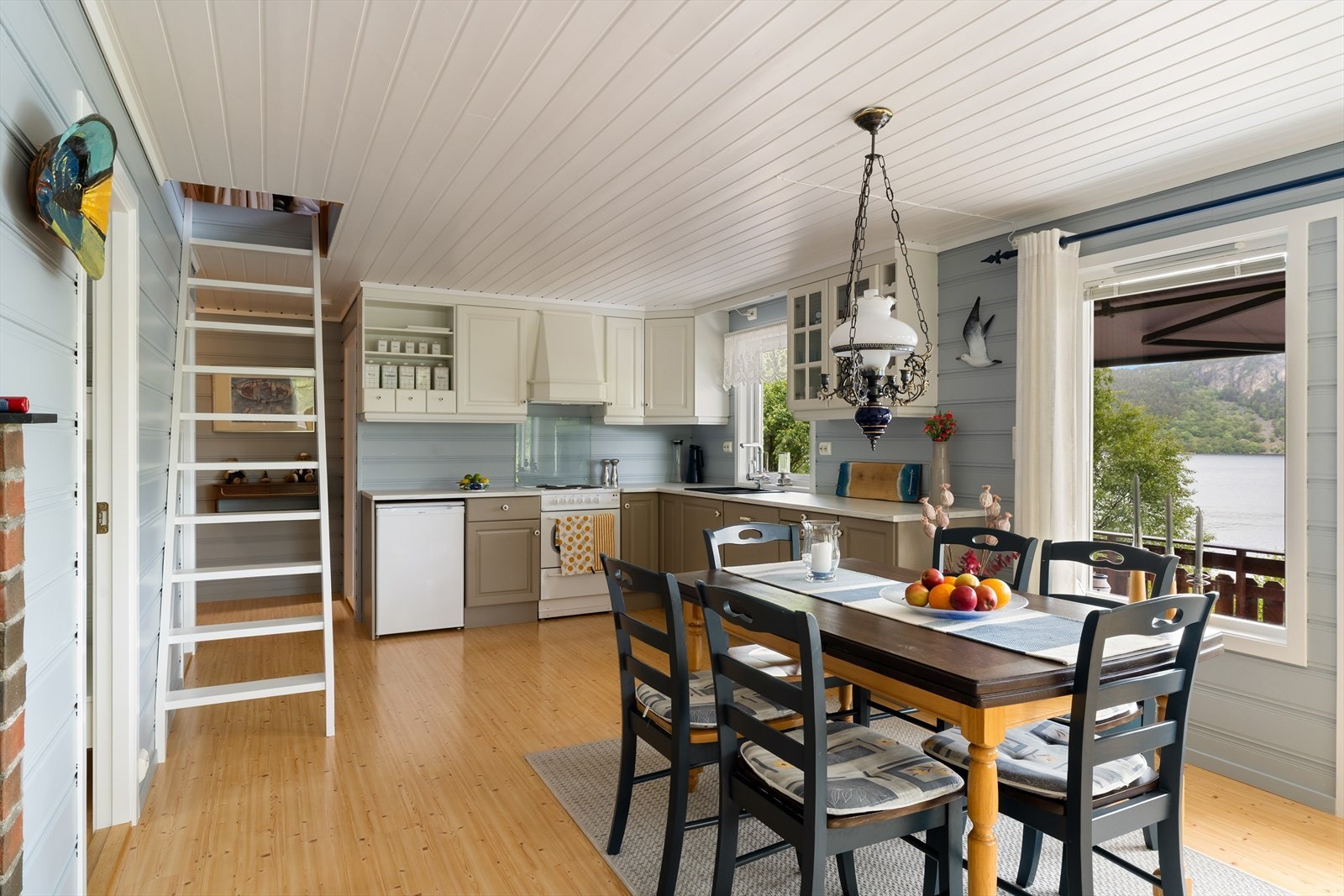 Kjøkkenet byr på god skap- og benkeplass. Galleribilde