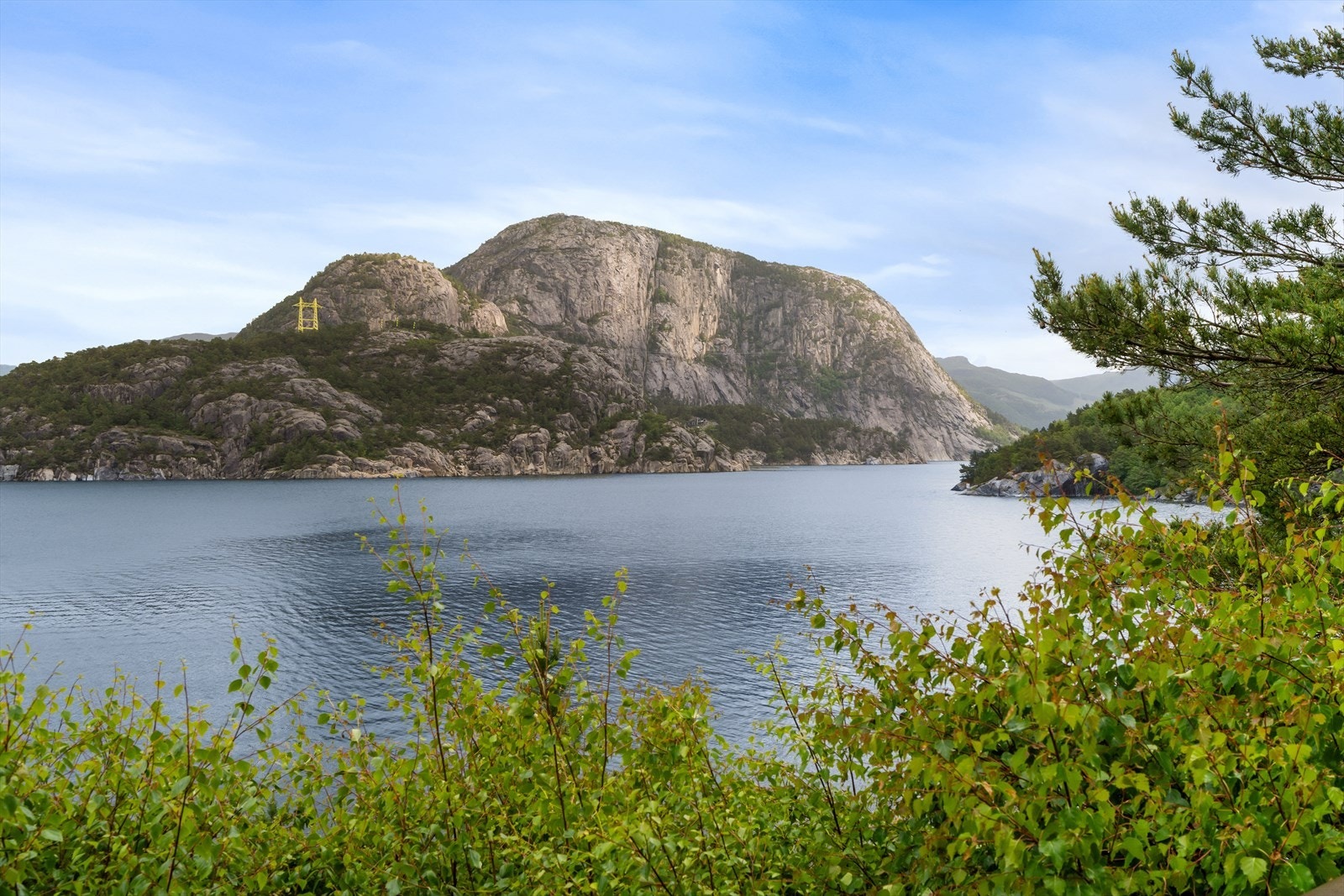 Døvik ligger nord i Strand kommune, cirka 20 minutter fra Tau og rundt 45 minutters kjøring til Stavanger via Ryfast. Galleribilde