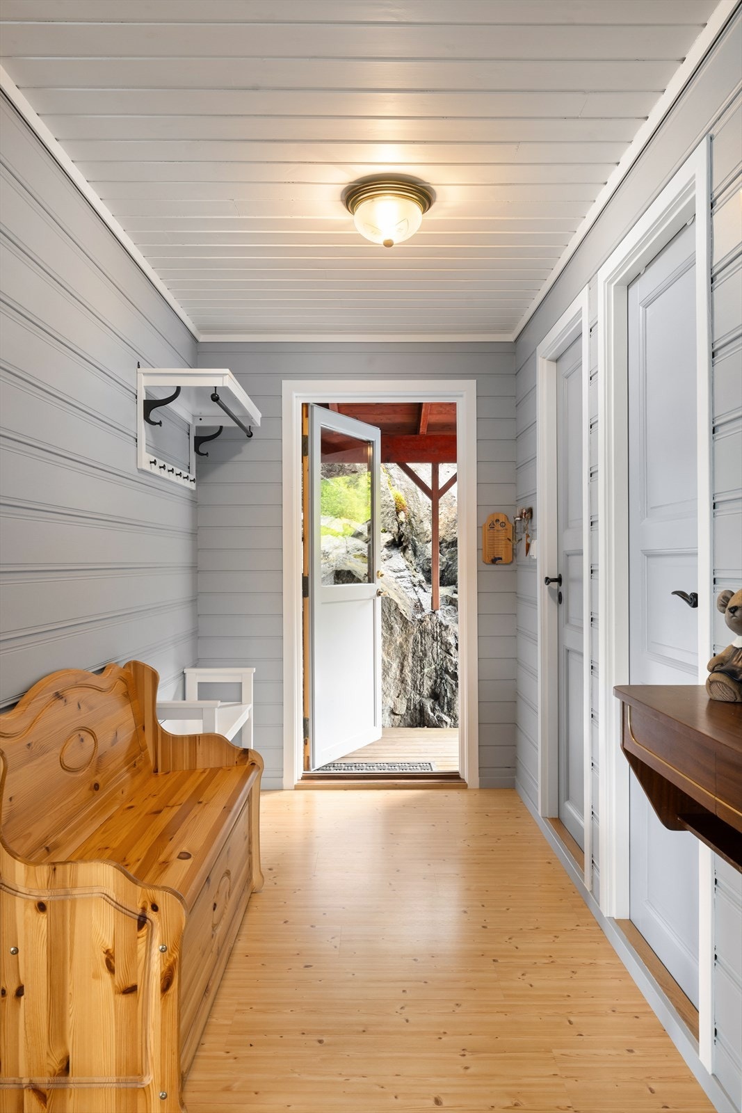 Her er det god plass til å henge av seg yttertøyet før du kommer videre inn i boligen. Galleribilde