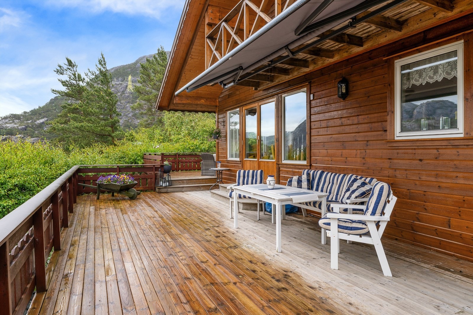 Terrassen strekker seg rundt store deler av hytten, så her har en sol store deler av dagen. Galleribilde