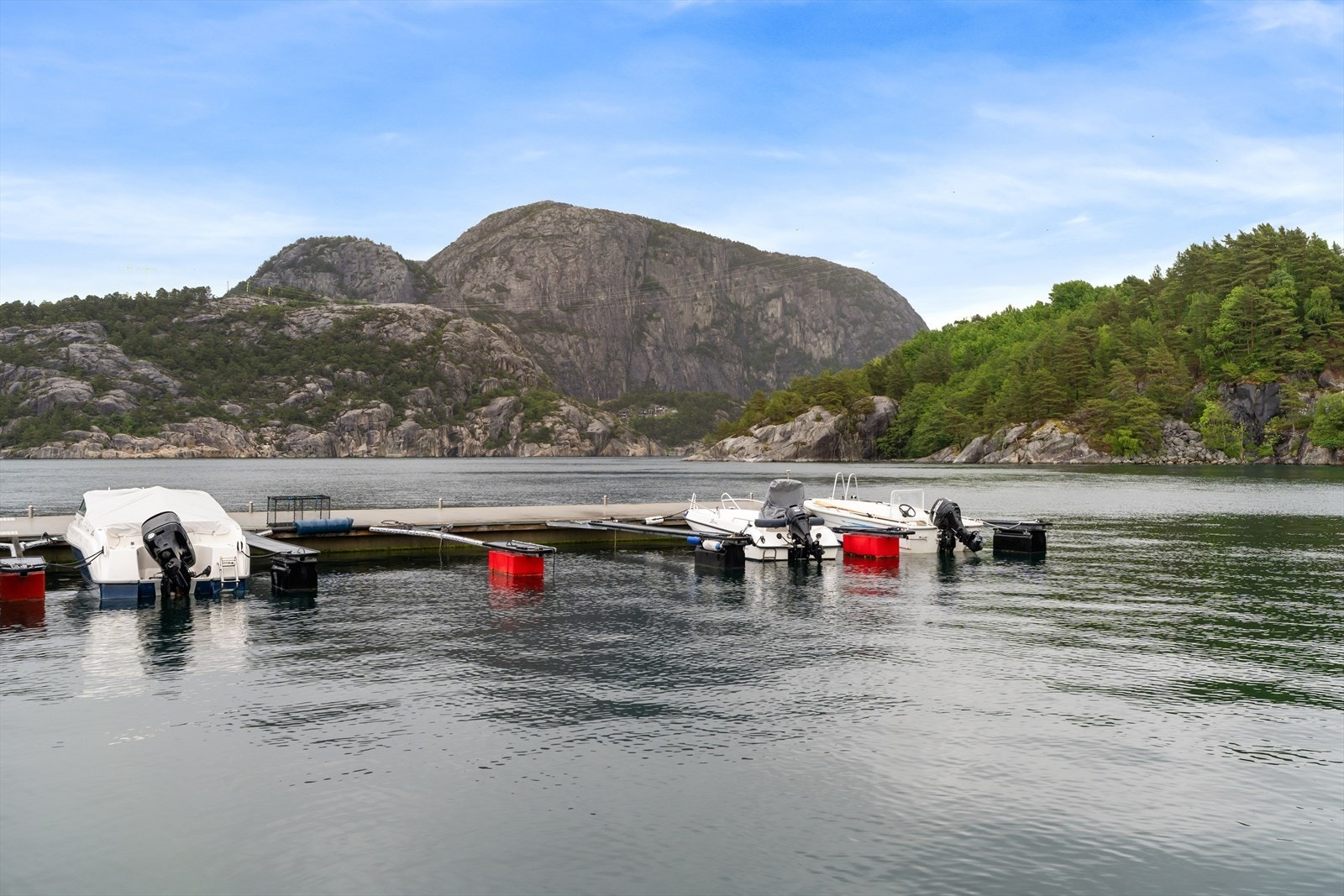 Fra hytten er det kort gåavstand til sjøen med felles bryggeanlegg og flotte badeplasser. Galleribilde