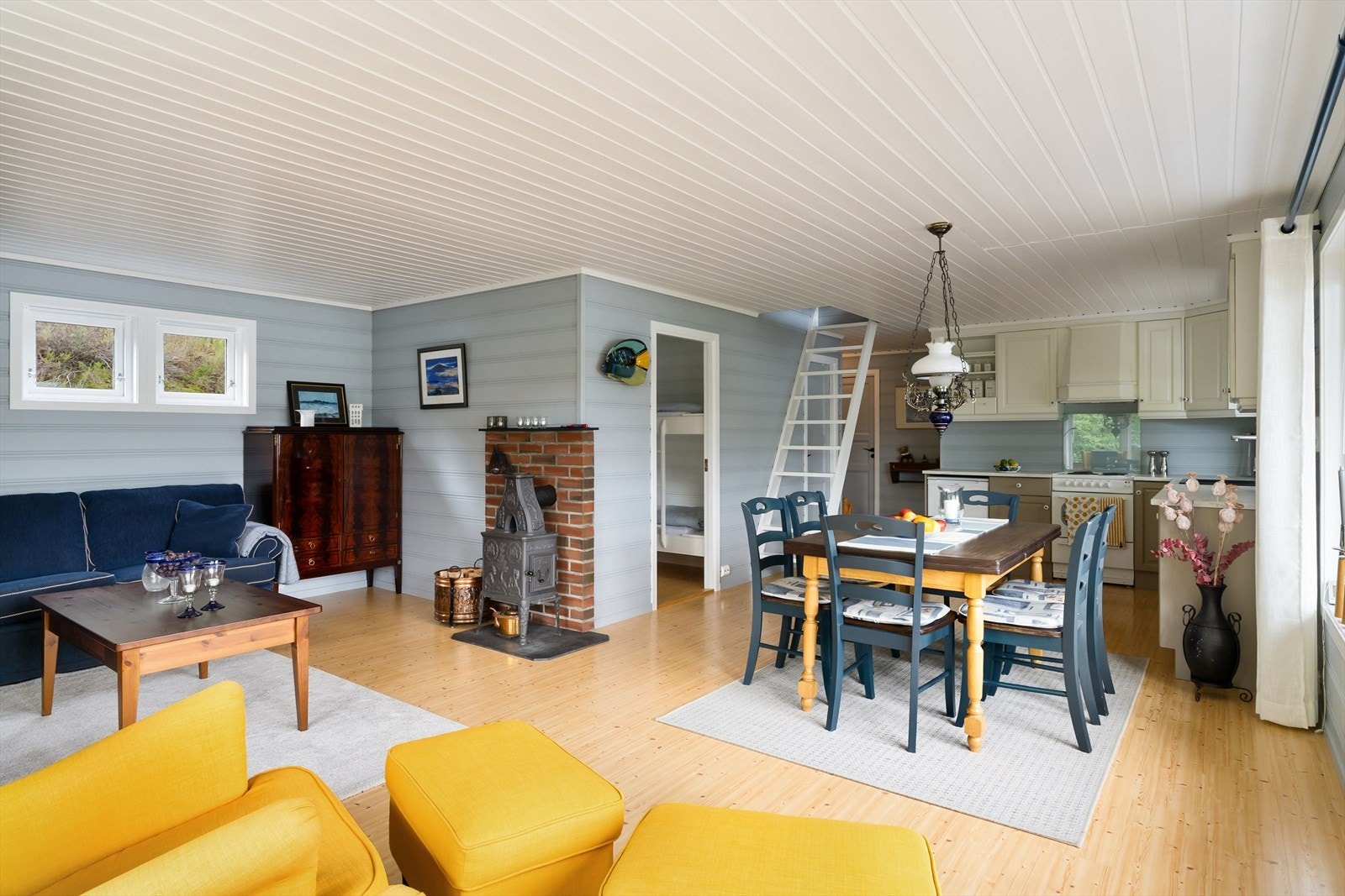 Stuen er koselig og romslig med plass til både sofa- og spisegruppe. Galleribilde