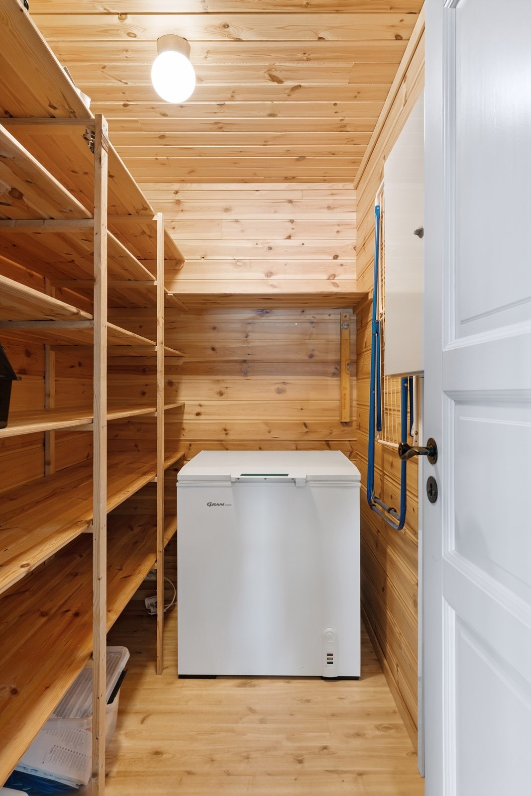 Innvendig bod med praktiske hylleløsninger. Galleribilde