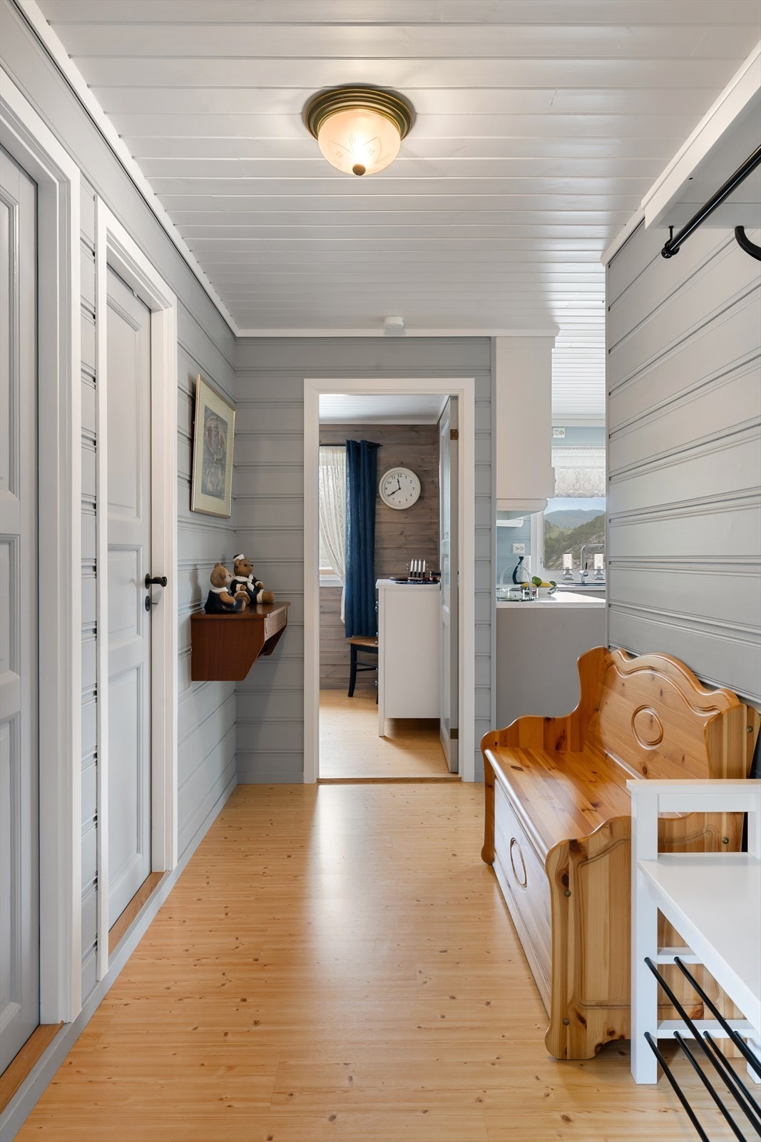 I det du entrer boligen, møtes du av en lys og innbydende gang. Galleribilde