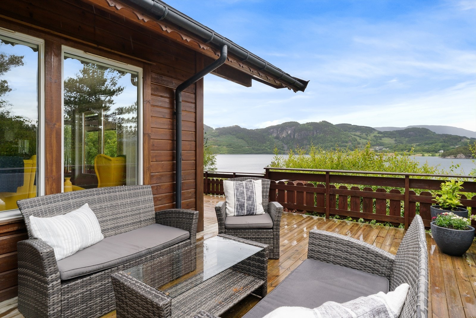 Hytten ligger idyllisk til i Døvika i Ryfylkes flotte skjærgård. Galleribilde