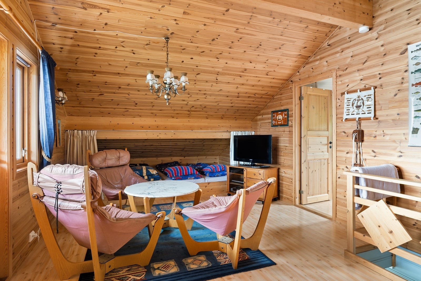 Loftstuen rommer opp til 8 sengeplasser, så her er det god plass til storfamilien eller gjester. Galleribilde