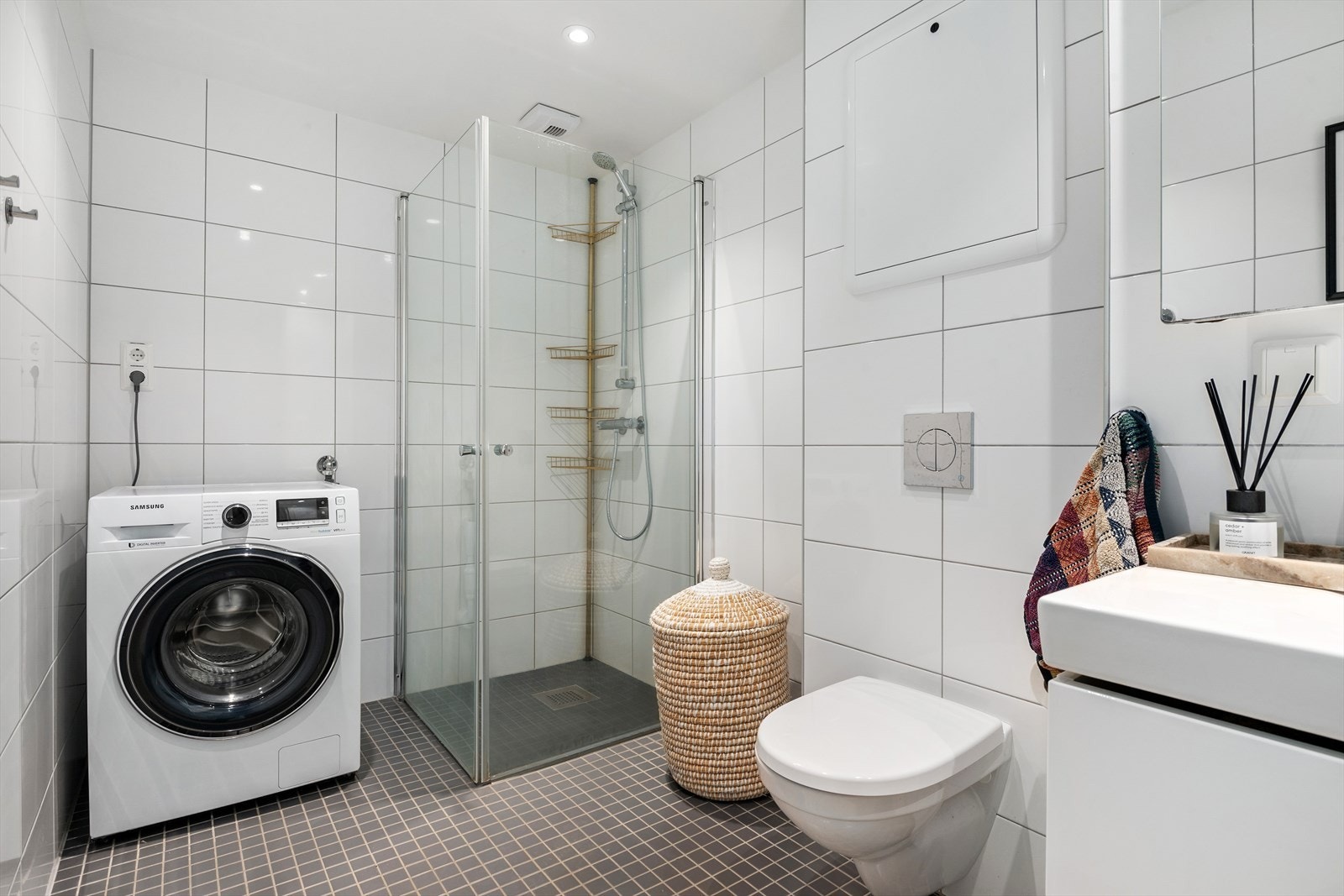 Stort og tidløst bad med gulvvarme fra byggeår Galleribilde