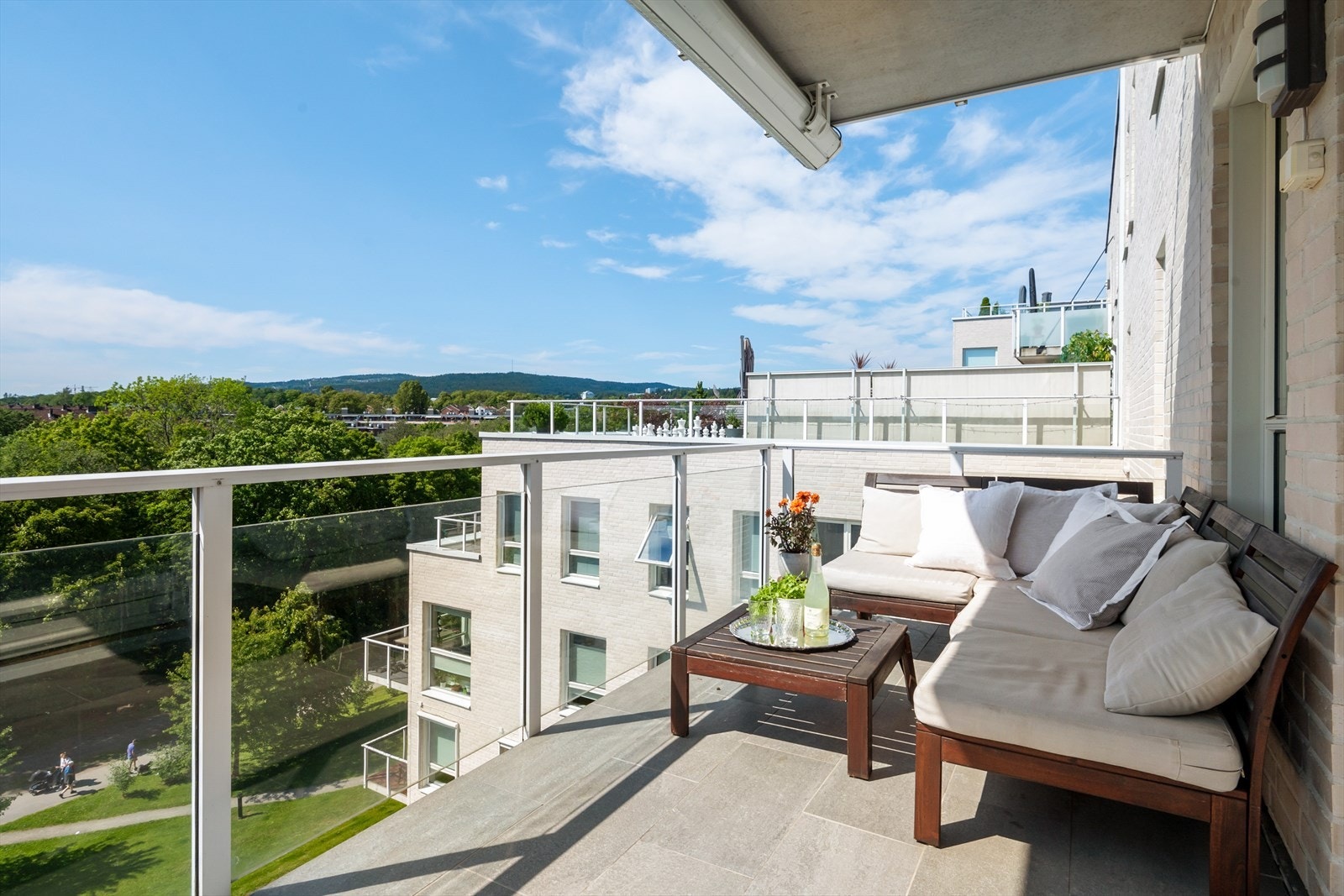 Vestvendt balkong med sol ca. kl 13-22 sommertid Galleribilde