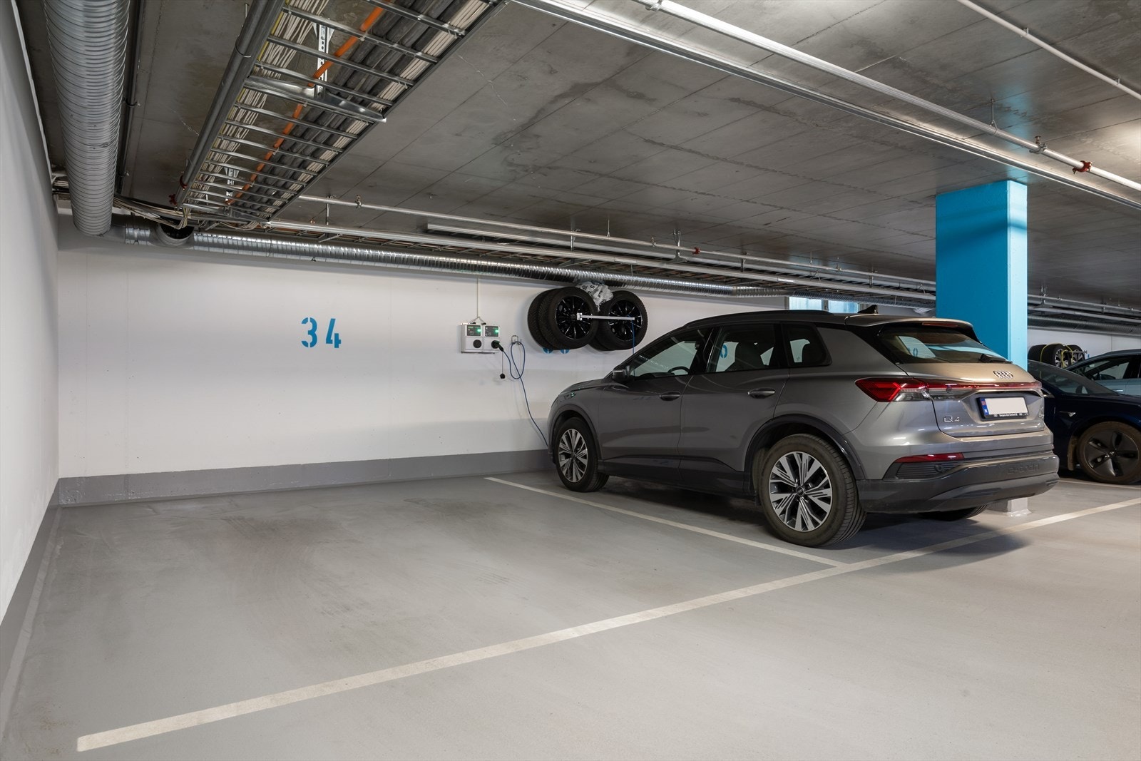 Garasjeplass (ekstra bred på 19 kvm) medfølger ikke leiligheten, men kan kjøpes i tillegg hvis ønskelig. Ta kontakt med megler for mer informasjon. Galleribilde