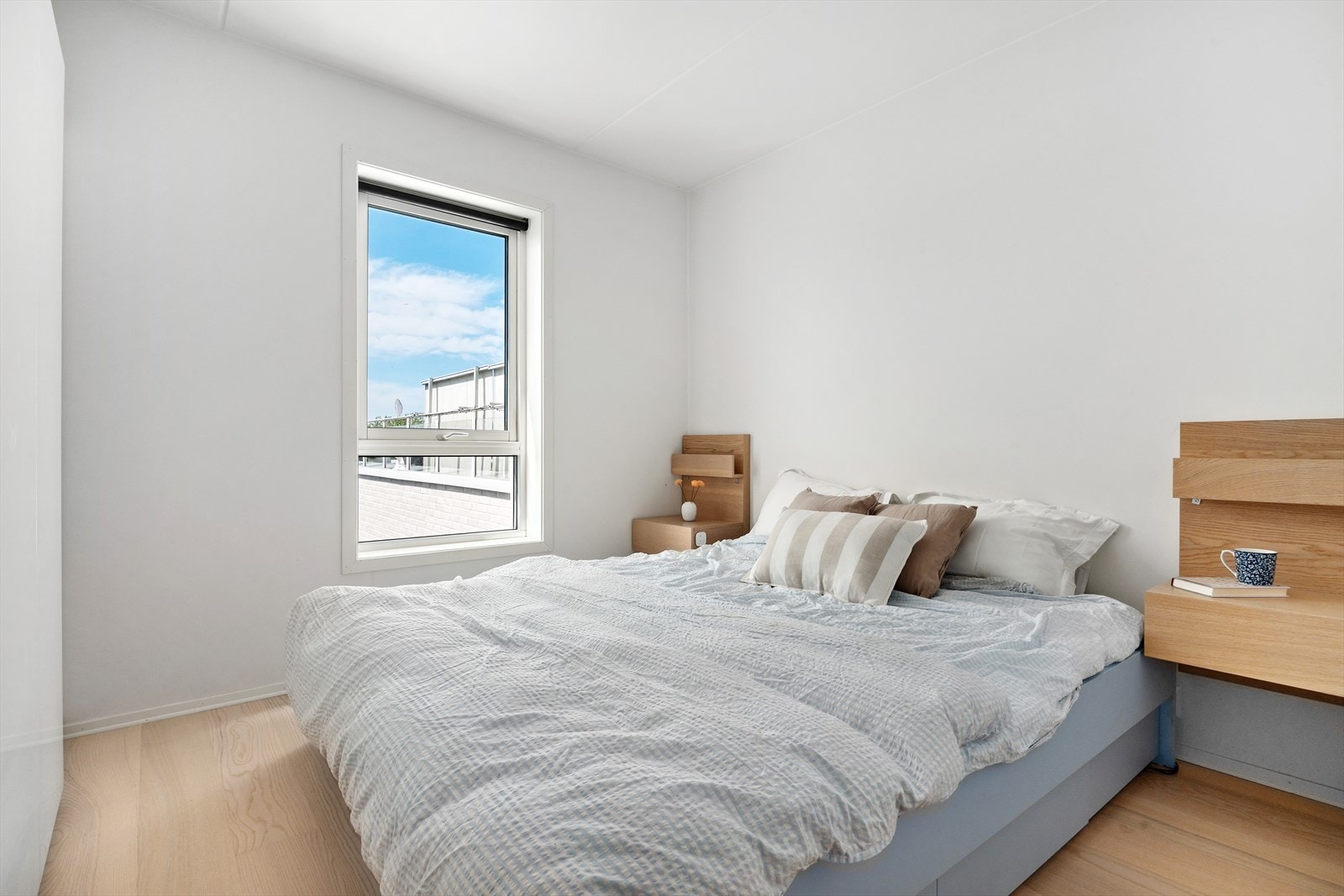 Soverommet er romslig, med plass til dobbeltseng og nattbord Galleribilde