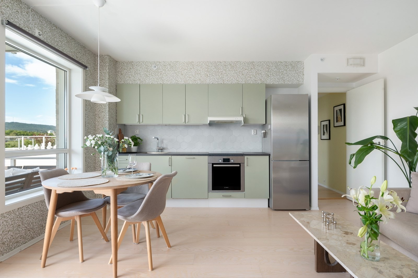 Lys og moderne stue hvor det er plass til spisebord og sofagruppe Galleribilde