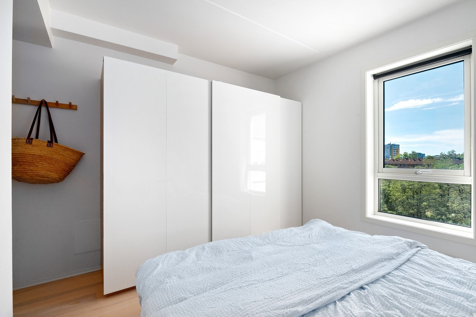 Medfølgende stor skyvedørsgarderobe Galleribilde