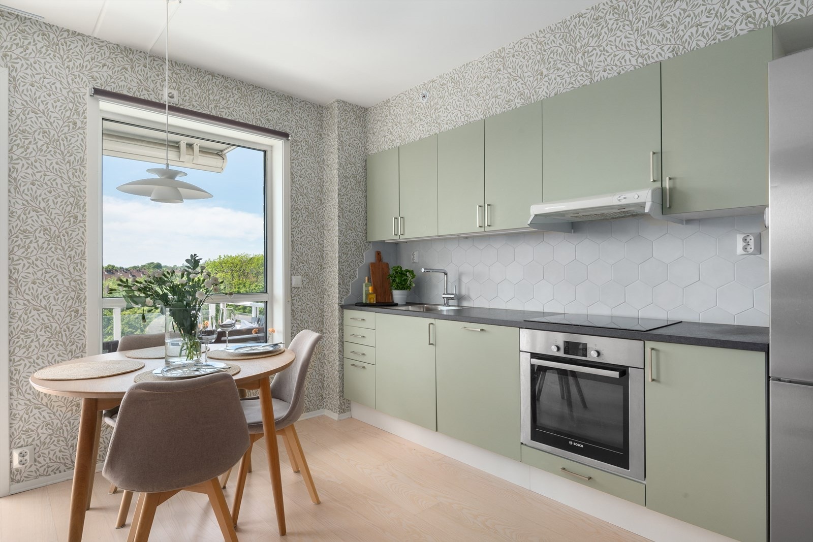 Åpen og sosial kjøkkenløsning til stue. Kjøkkenet er fra Sigdal og er velutstyrt med integrert oppvaskmaskin, stekovn og platetopp med induksjon Galleribilde