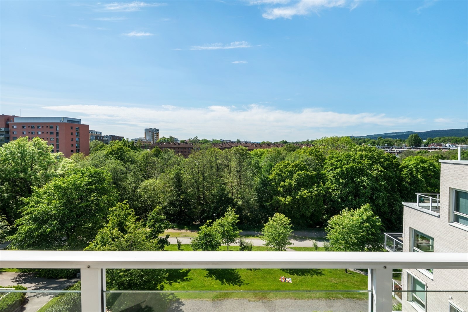 Her bor du usjenert og med fri utsikt til elven og det grønne nærområdet, som blir en naturlig forlengelse av hjemmet ditt. Galleribilde