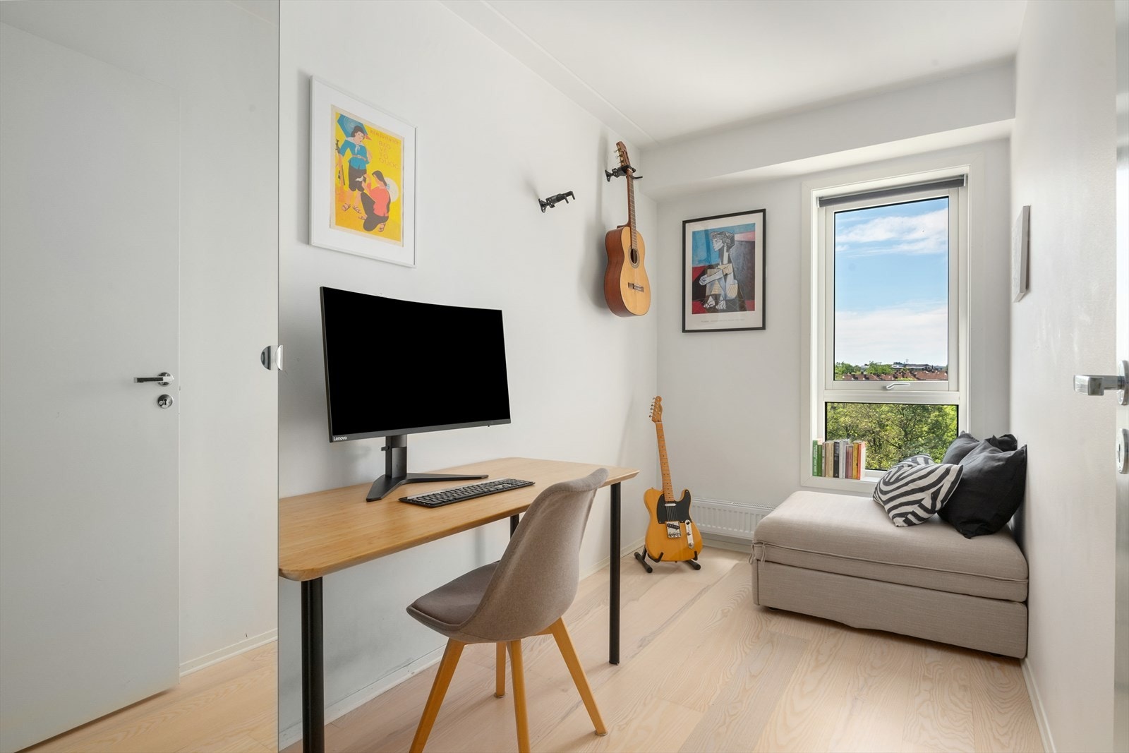 Boligens andre soverom passer perfekt som kontor, gjesterom eller barnerom Galleribilde