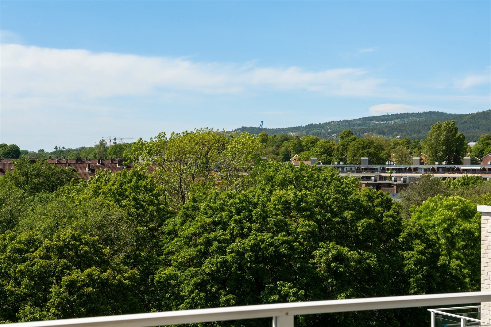 Her bor man urbant med naturnær beliggenhet, og tilbyr gangavstand til alt du trenger i hverdagen: treningssentre, matbutikker, kaféer, restauranter og et meget godt kollektivtilbud. Galleribilde