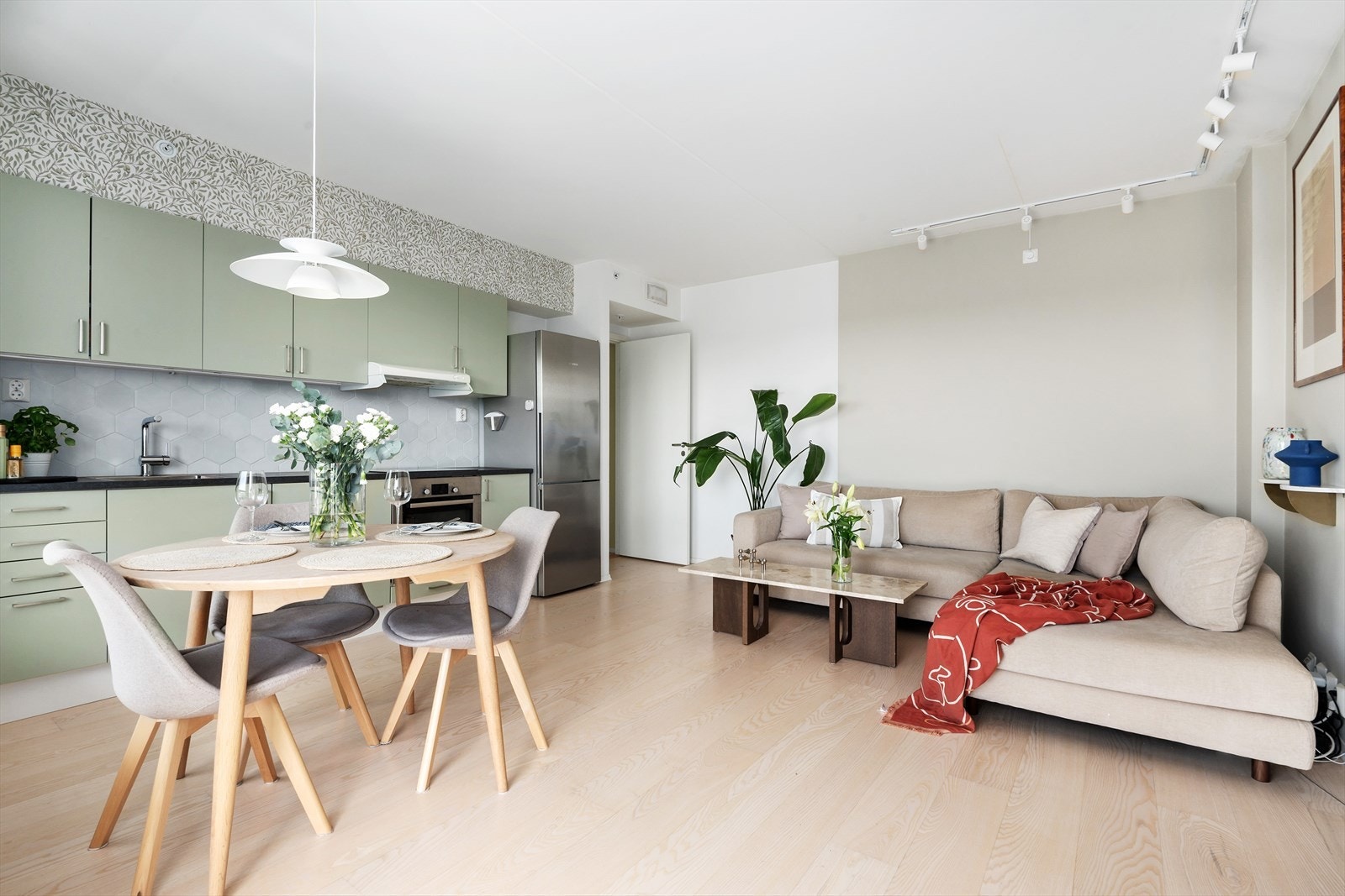 Gulvet er belagt med stilren 1-stavsparkett, og overflatene er malt i moderne fargetoner. Galleribilde