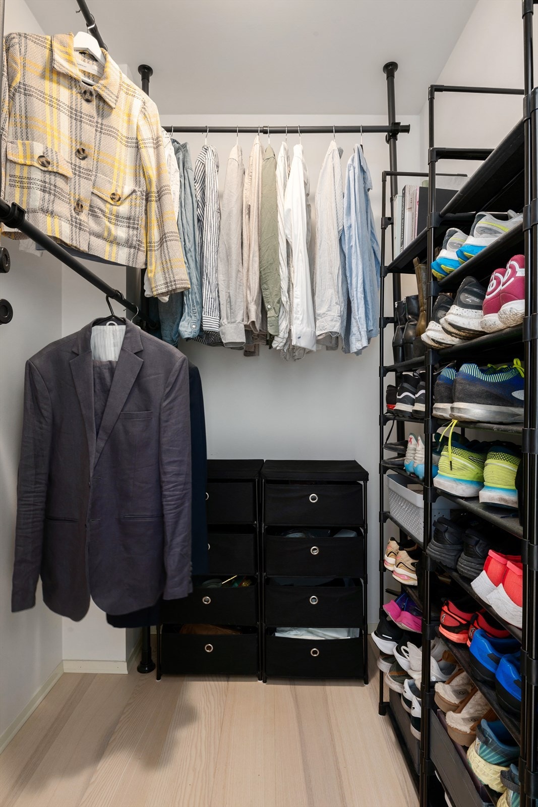 Fra soverommet er det adkomst til en innvendig bod med god plass til klær, sko og annet utstyr Galleribilde