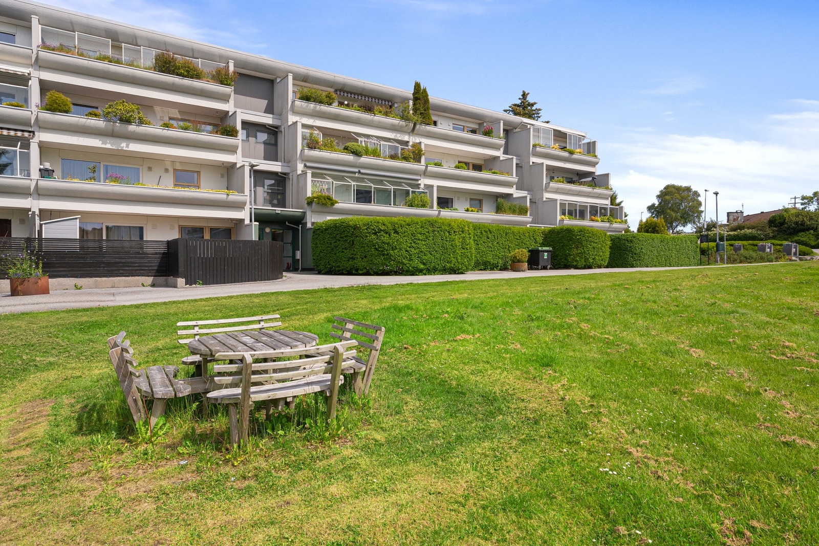 Åpent og velstelt fellesområde med plen - trygt og trivelig for både barn og voksne. Galleribilde