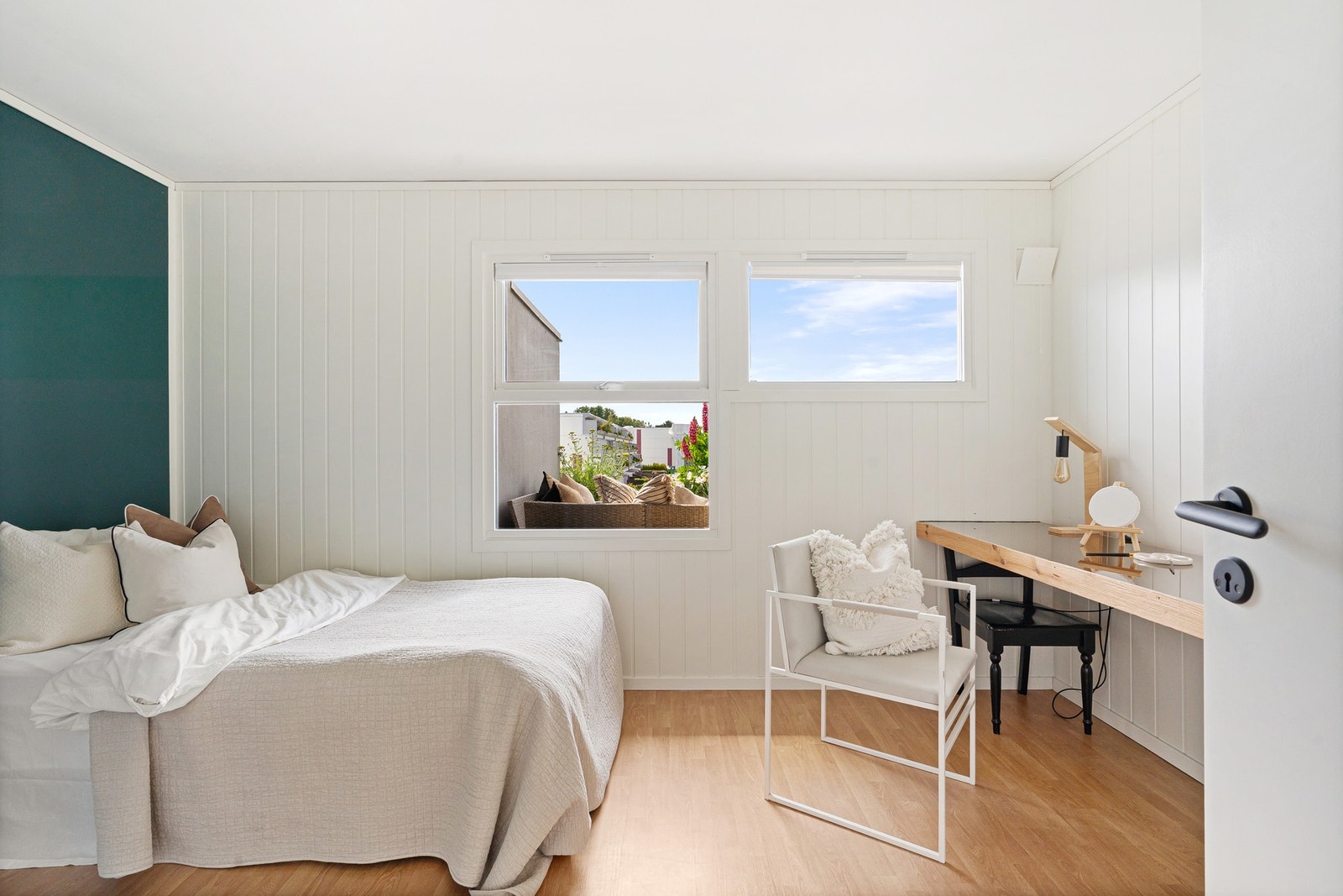Lyst rom med vindu og plass til seng, skrivebord eller oppbevaring. Galleribilde