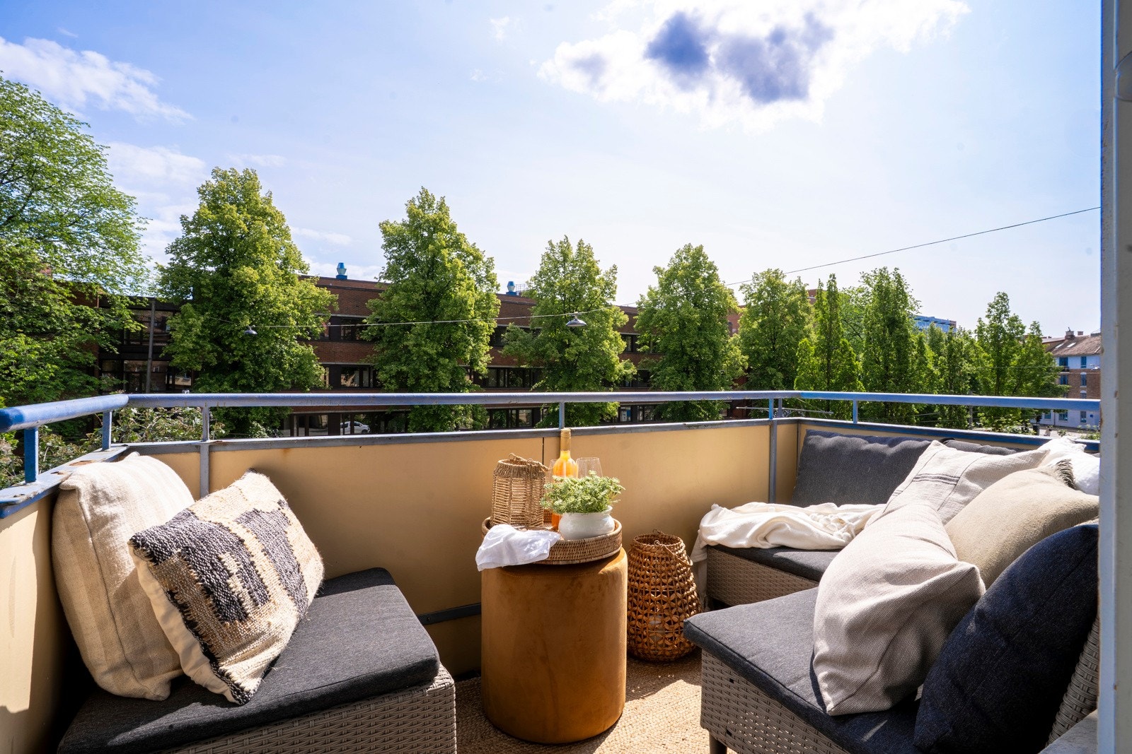 Fra stuen er det utgang til en flott solrik balkong på 4 m² Galleribilde