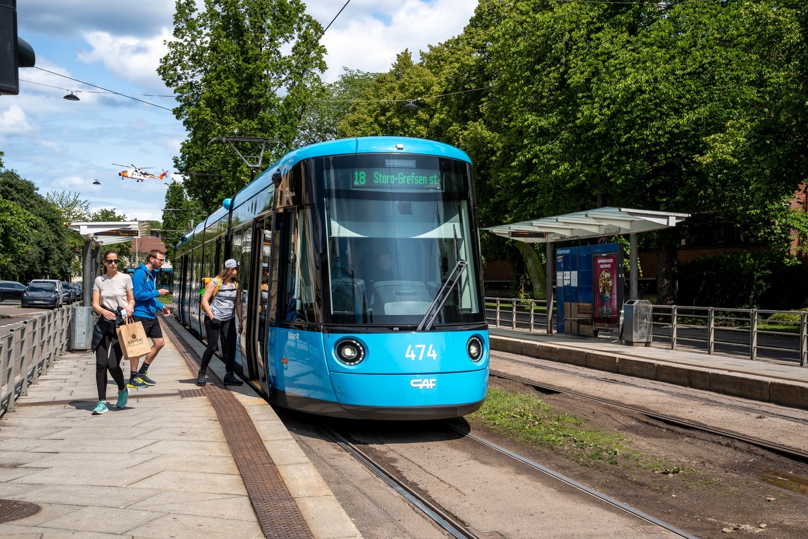 Området har effektiv offentlig transport, med trikkelinje 17 og 18 rett utenfor. I tillegg går 20-bussen fra Ullevål sykehus, kun noen minutter unna Galleribilde