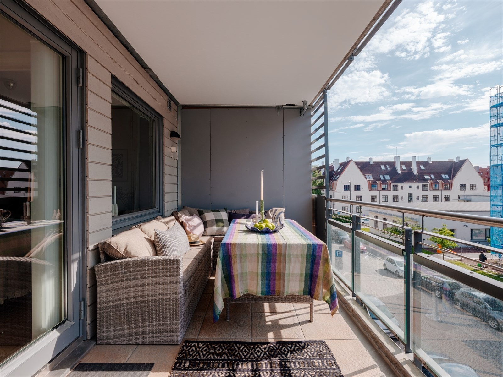 Vestvendt balkong som byr på gode solforhold med sol fra ca. 14:00 - 21:00 på sommerstid. Galleribilde