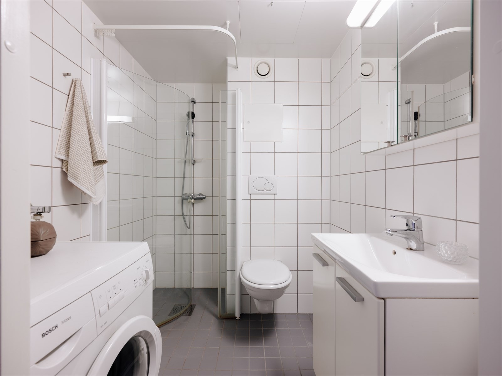 Flislagt baderom med opplegg for vaskemaskin. Galleribilde