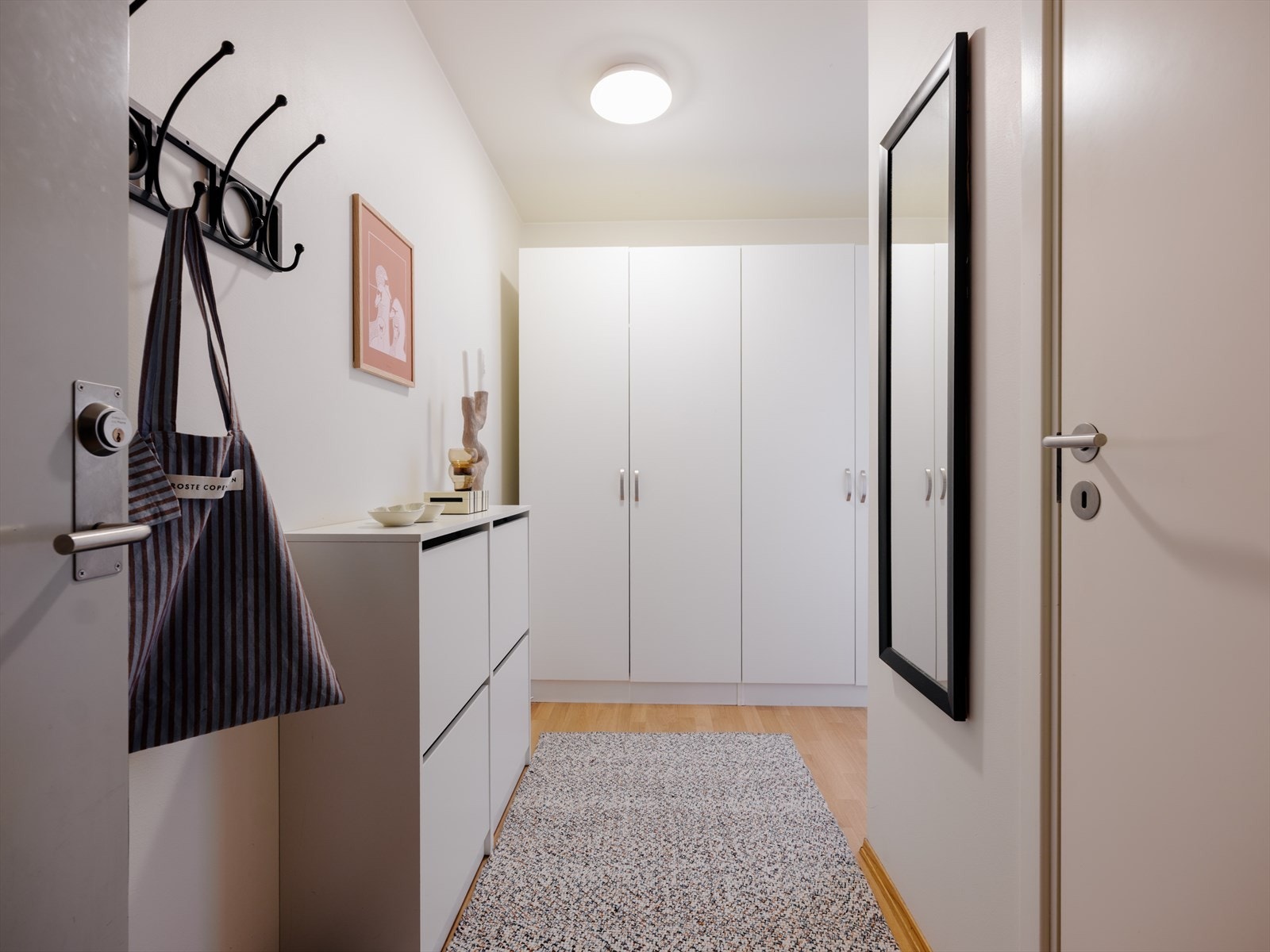 Entréen ligger fint i 3.etg med heisadkomst. Det er god lagringsplass i garderobeskap for alle dine eiendeler. Galleribilde