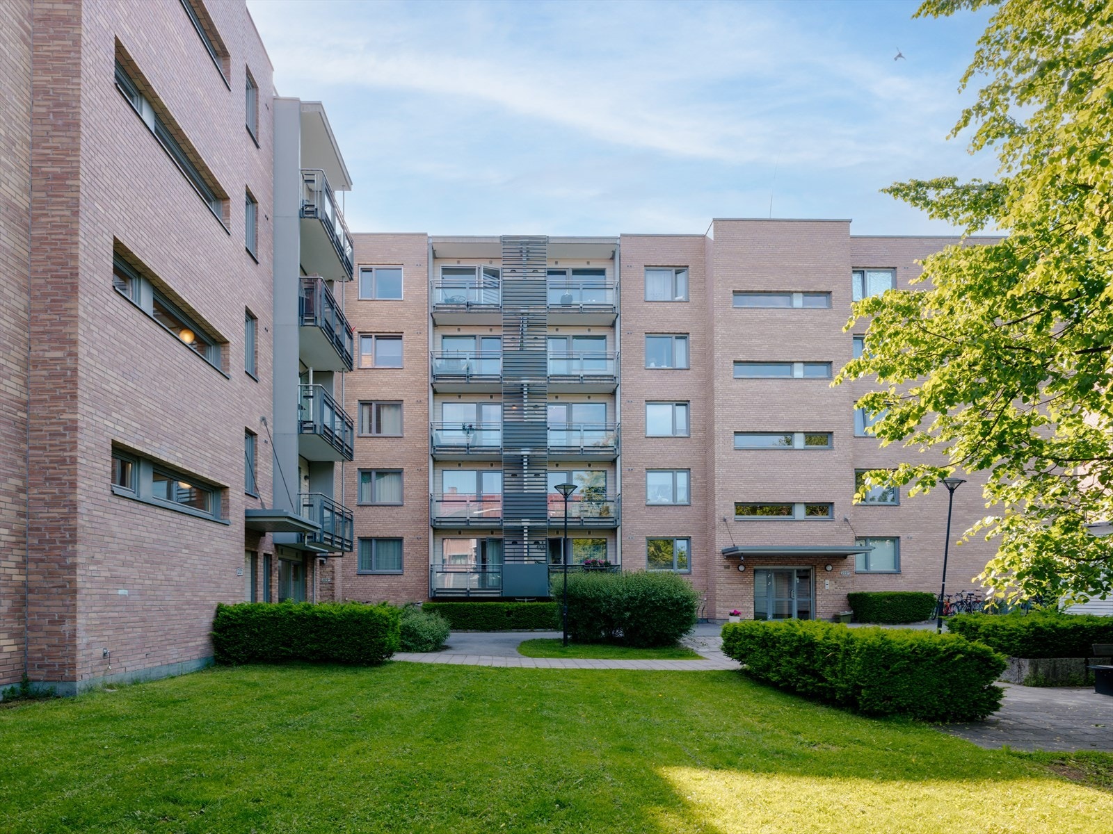 Sameiet har fine fellesarealer med store grøntområder. Galleribilde