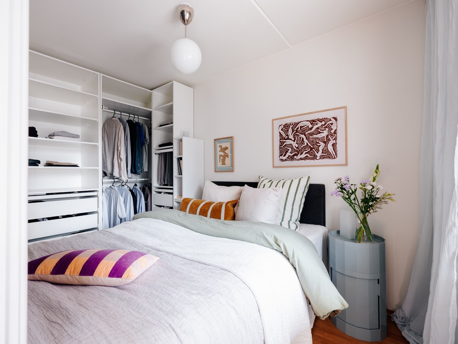 Romslig soverom med plass til dobbeltseng med tilhørende nattbord. Galleribilde