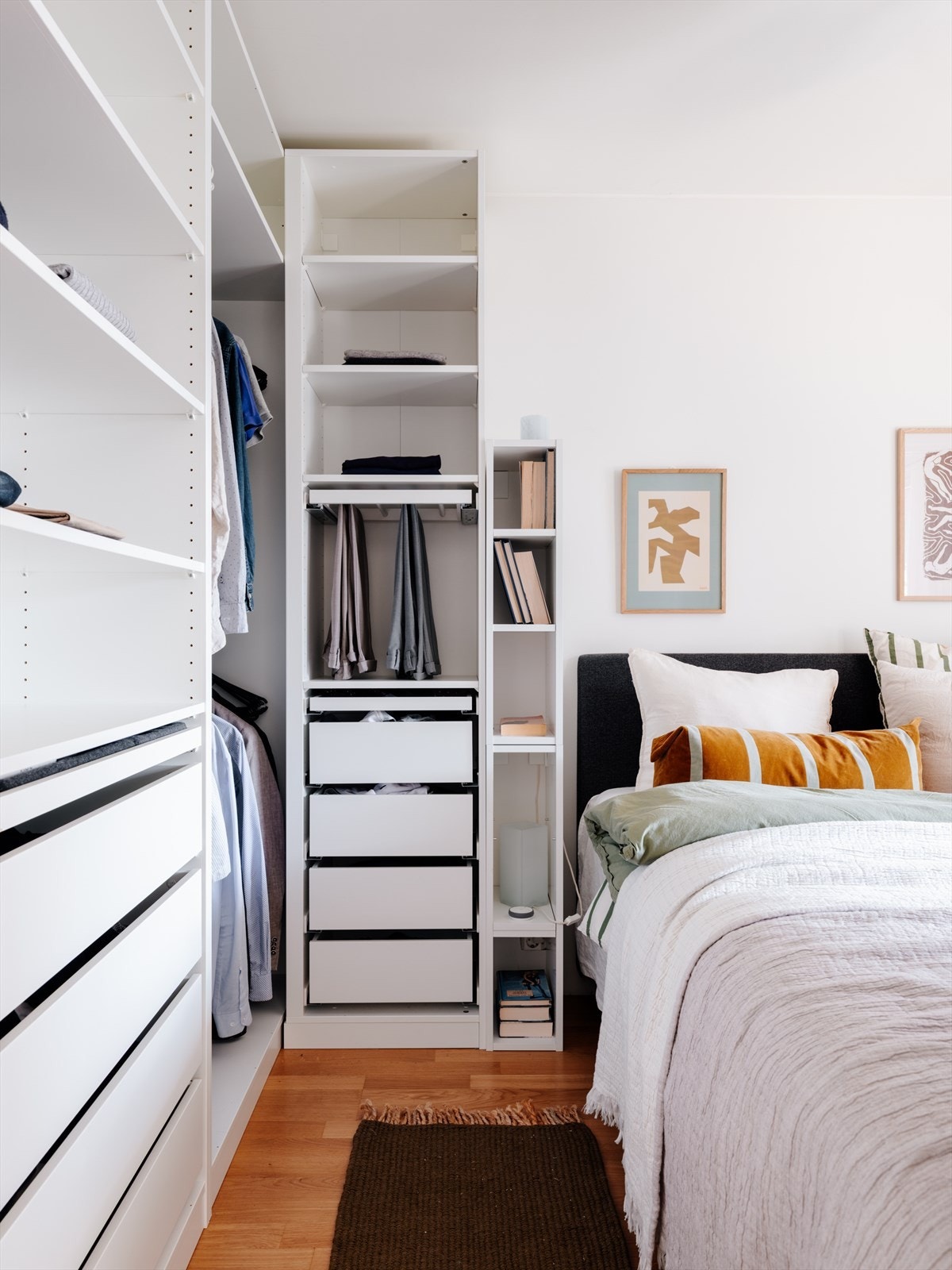 Soverommet er innredet med åpent garderobeskap. Galleribilde