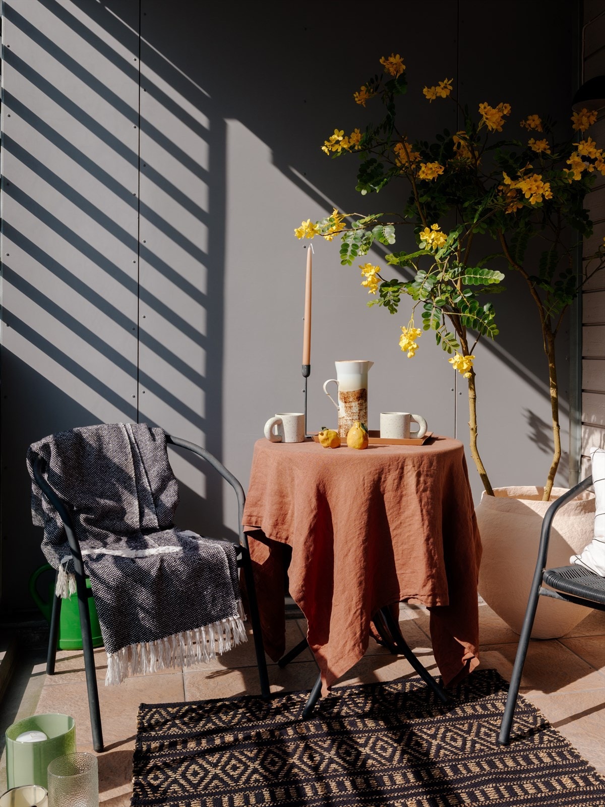 Balkongen har plass for flere soner med sittegrupper, grill og beplantning. Galleribilde