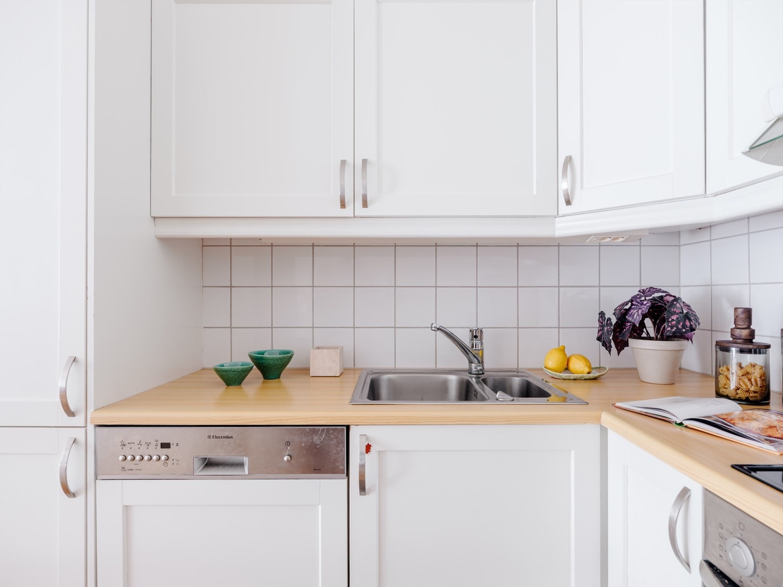 Det er utstyrt med integrerte hvitevarer. Galleribilde