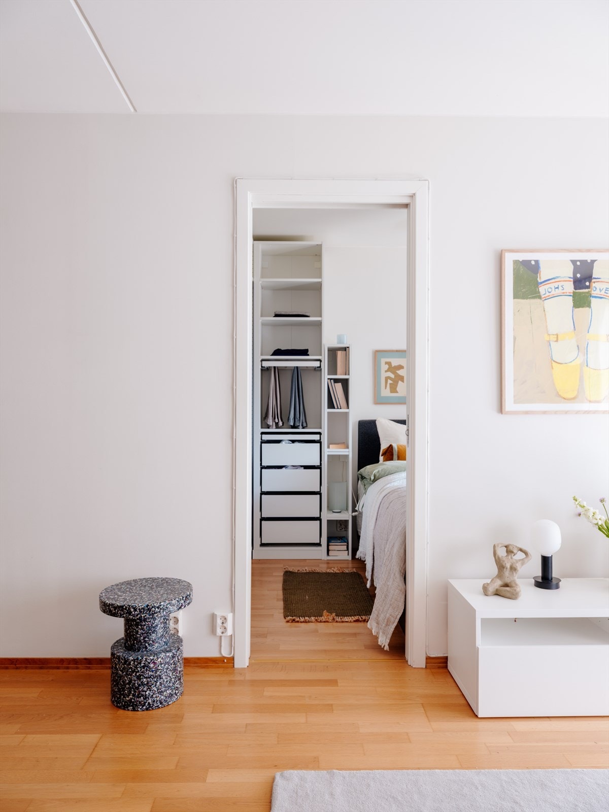 Soverommet er praktisk løst med to skyvedører inn. Galleribilde