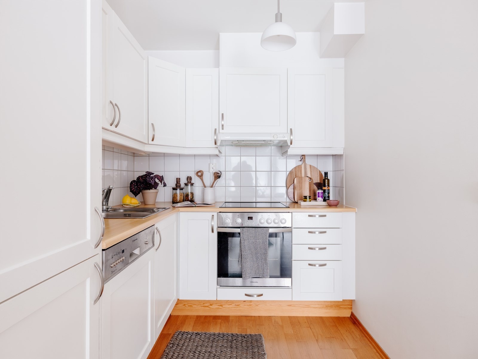 Kjøkkenet ligger i en klassisk L-form med rikelig skap- og benkeplass. Galleribilde