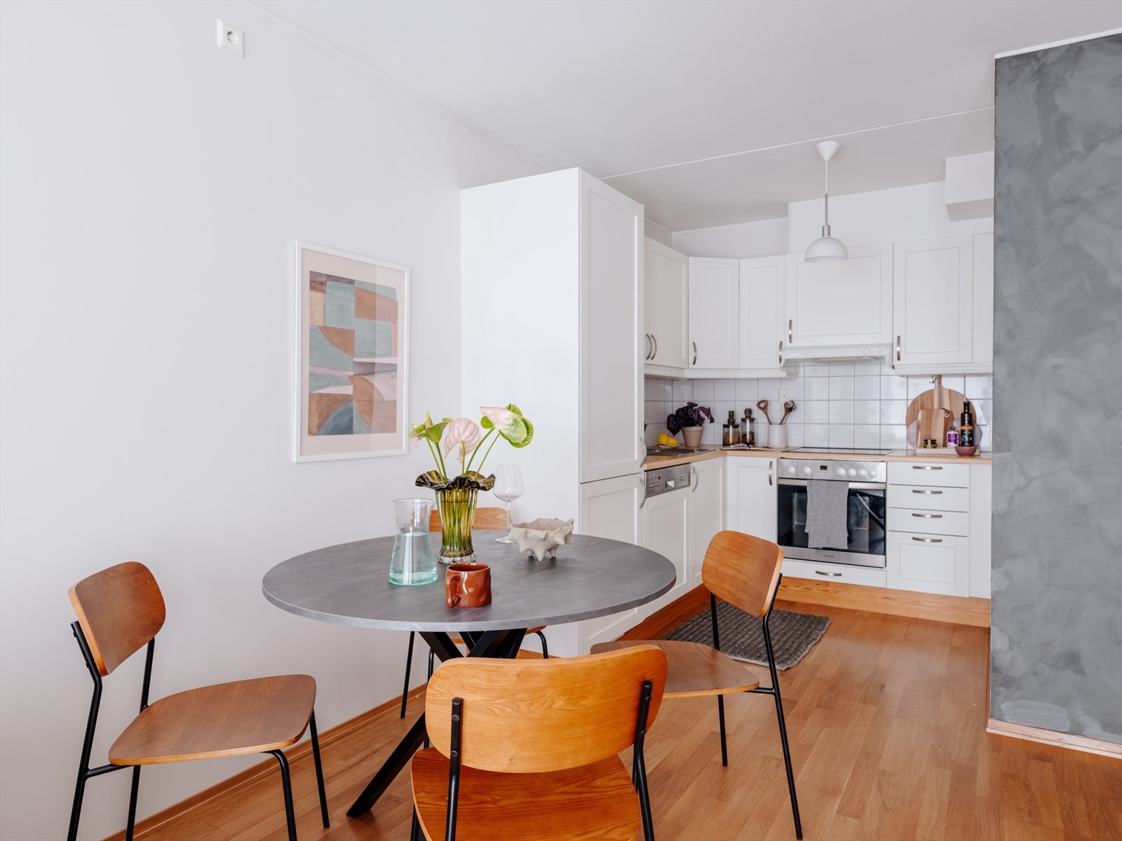 I stuen er det god plass til sofagruppe, spisebord og annet møblement. Galleribilde