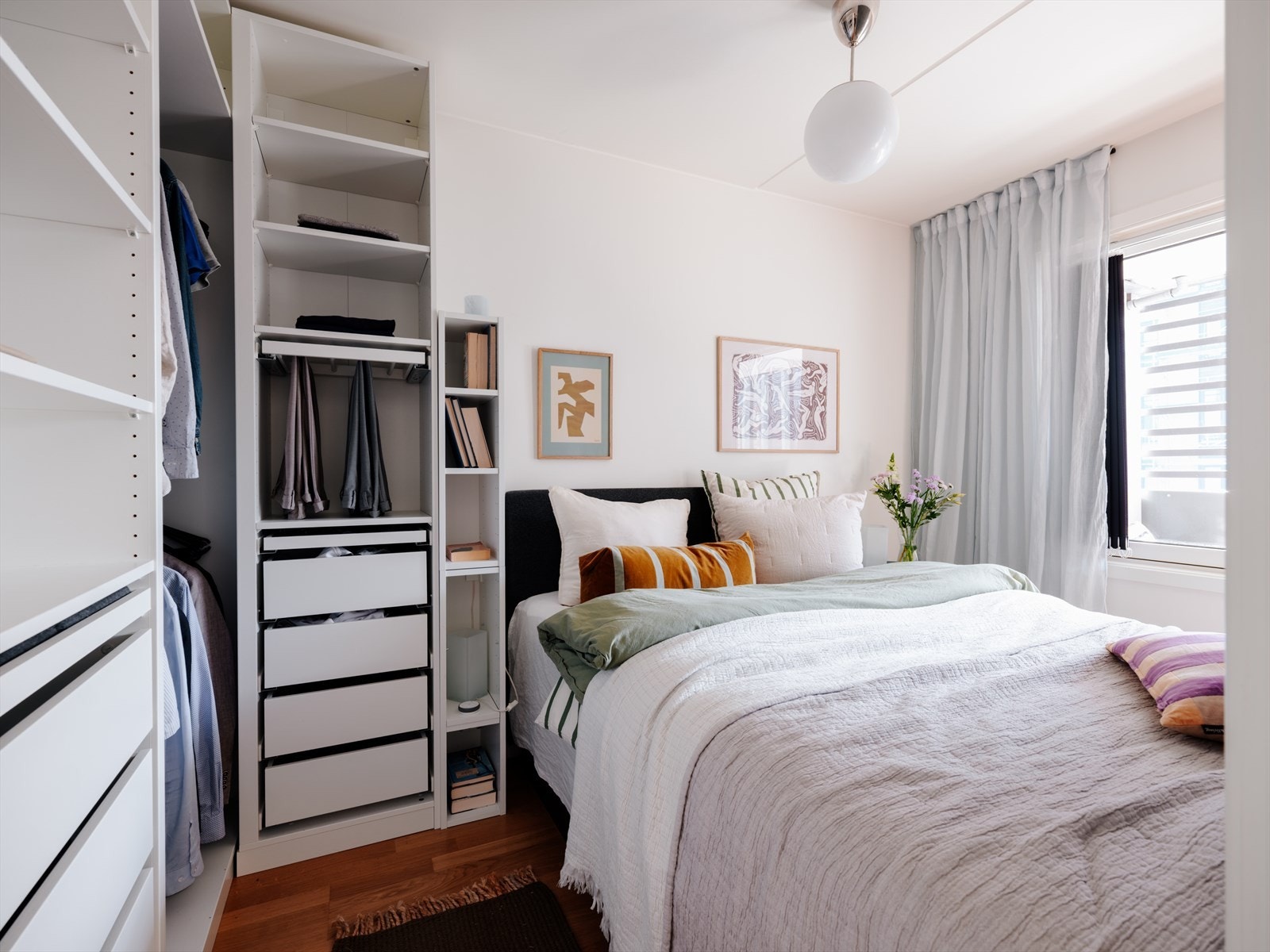 Et flott vindu som ligger ut mot balkongen, gir rommet godt med lysinnlipp. Galleribilde