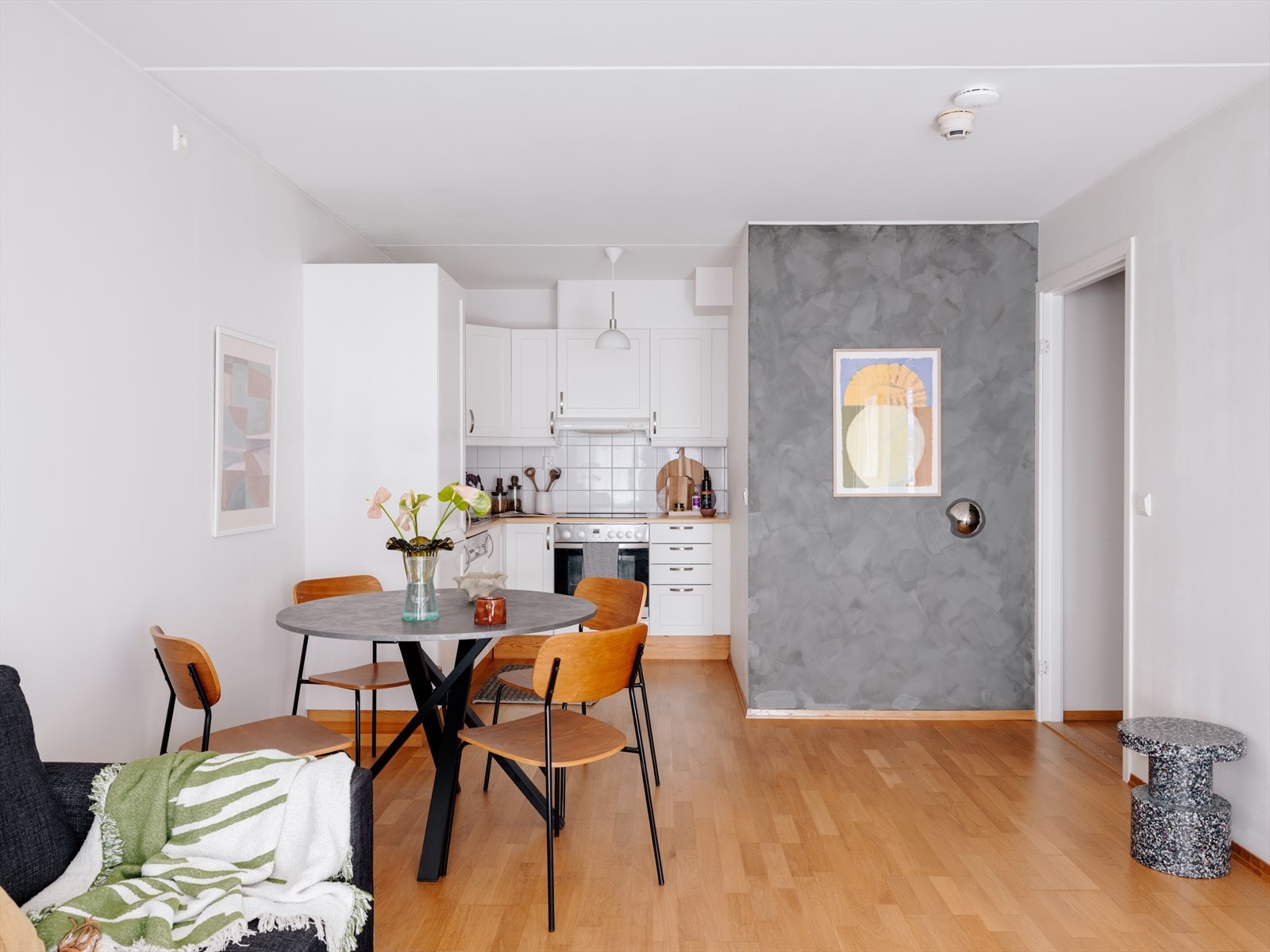 Det er store vinduer som gir en luftig og god atmosfære til leiligheten. Galleribilde