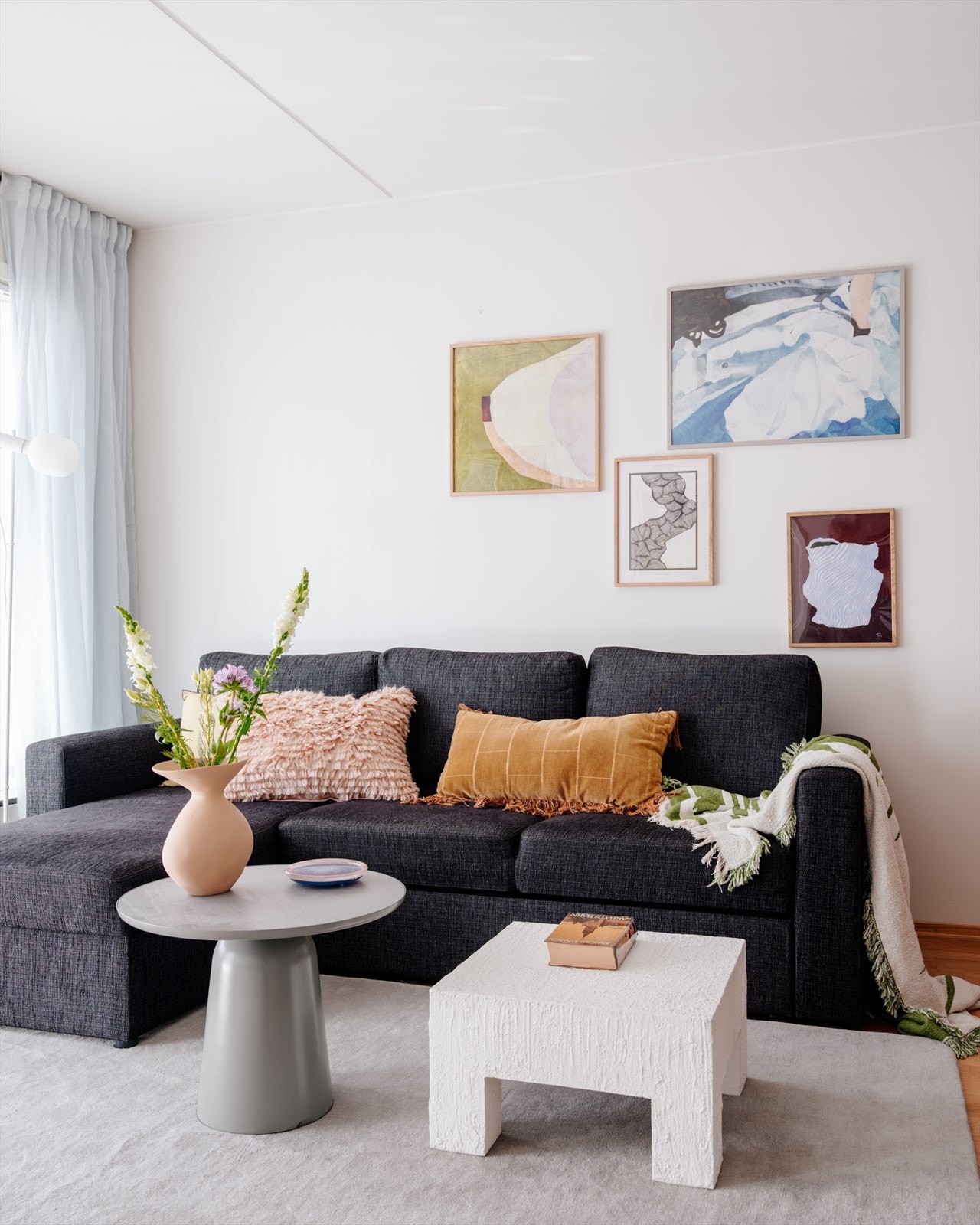 Leiligheten har garasjeplass med mulighet for lader, heis i bygget og vestvendt balkong. Galleribilde