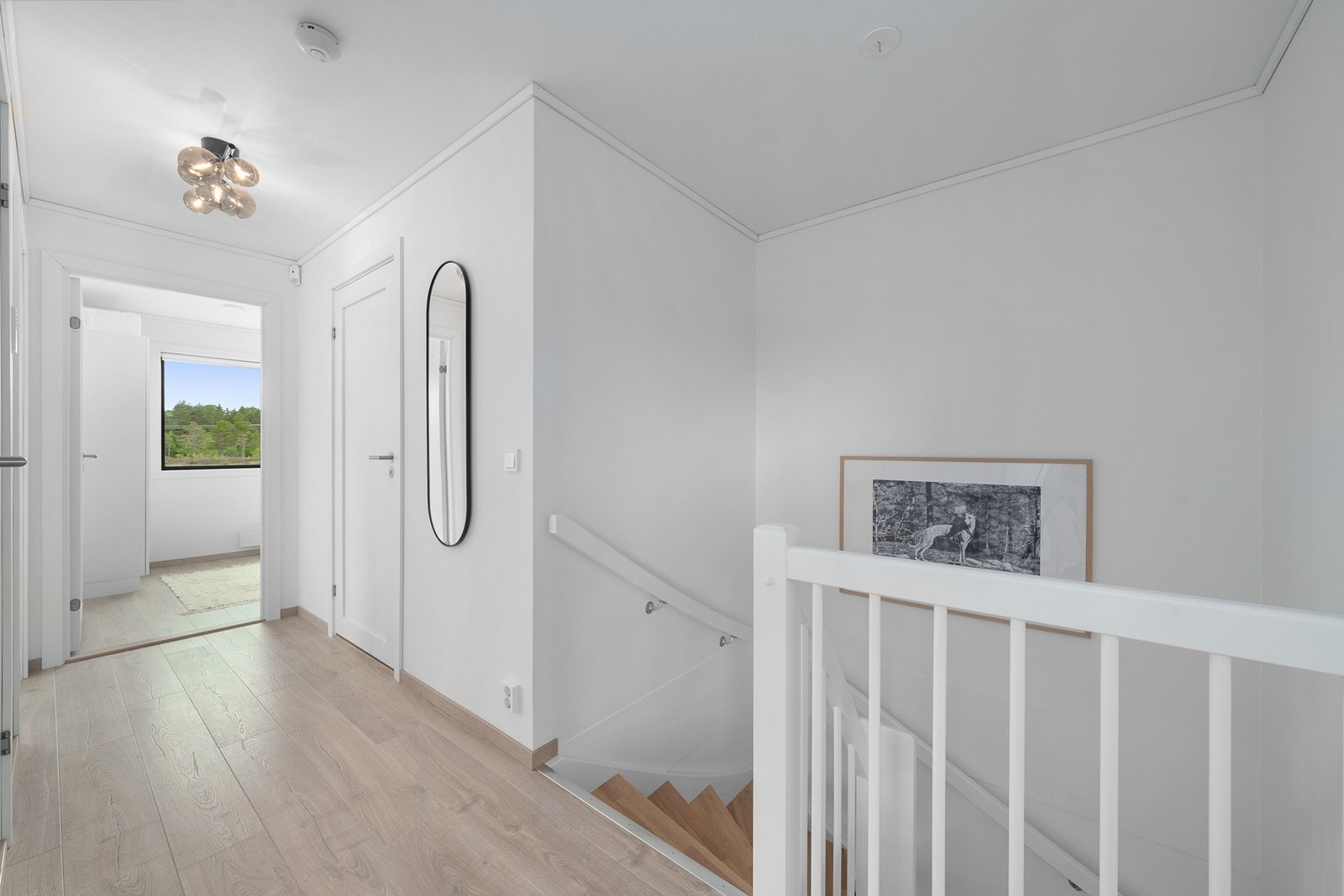 Innbydende hall i andre etasje gir enkel tilgang til alle rom. Galleribilde