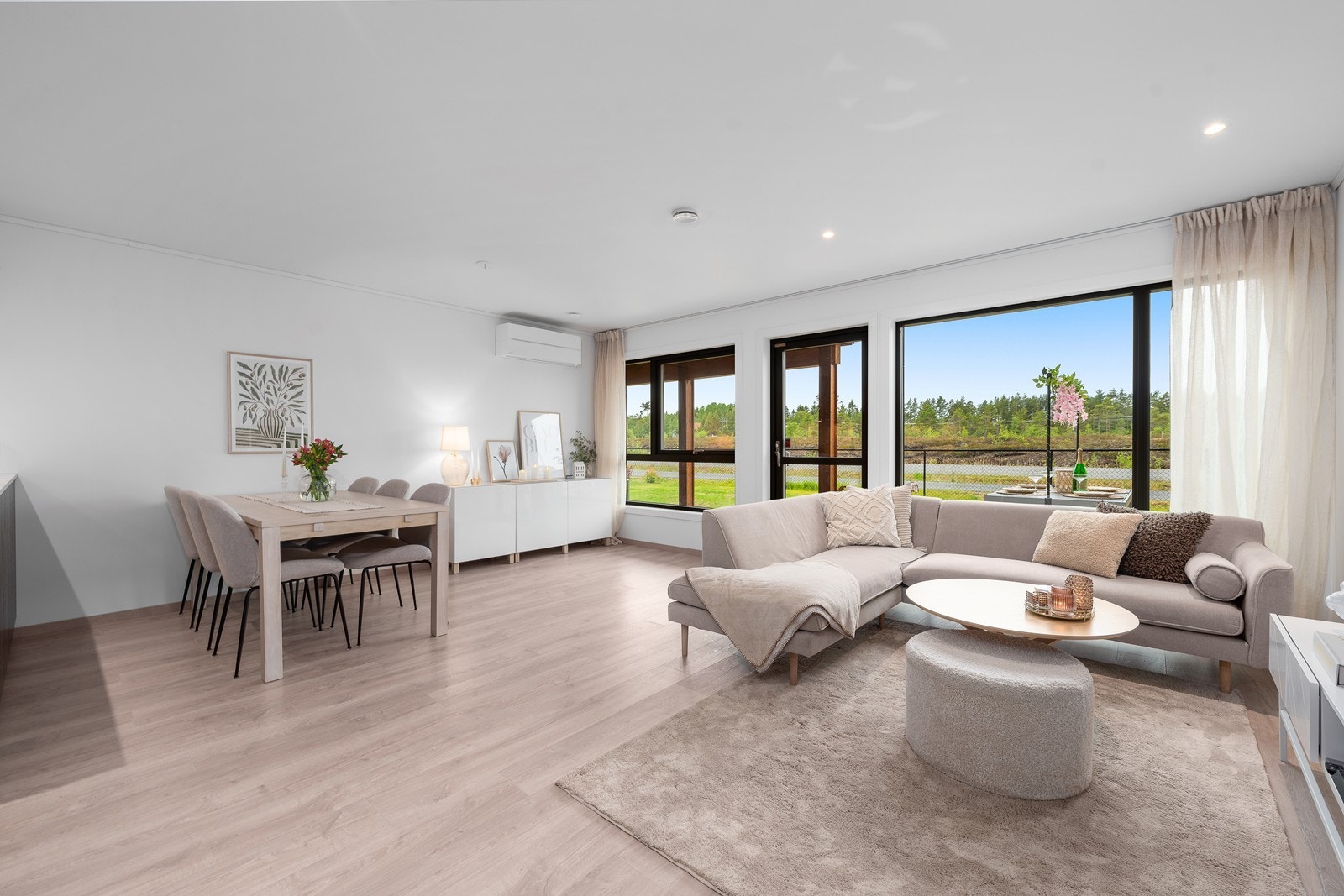 Åpen stue- og spiseplass med harmonisk atmosfære og direkte utgang til terrasse. Galleribilde