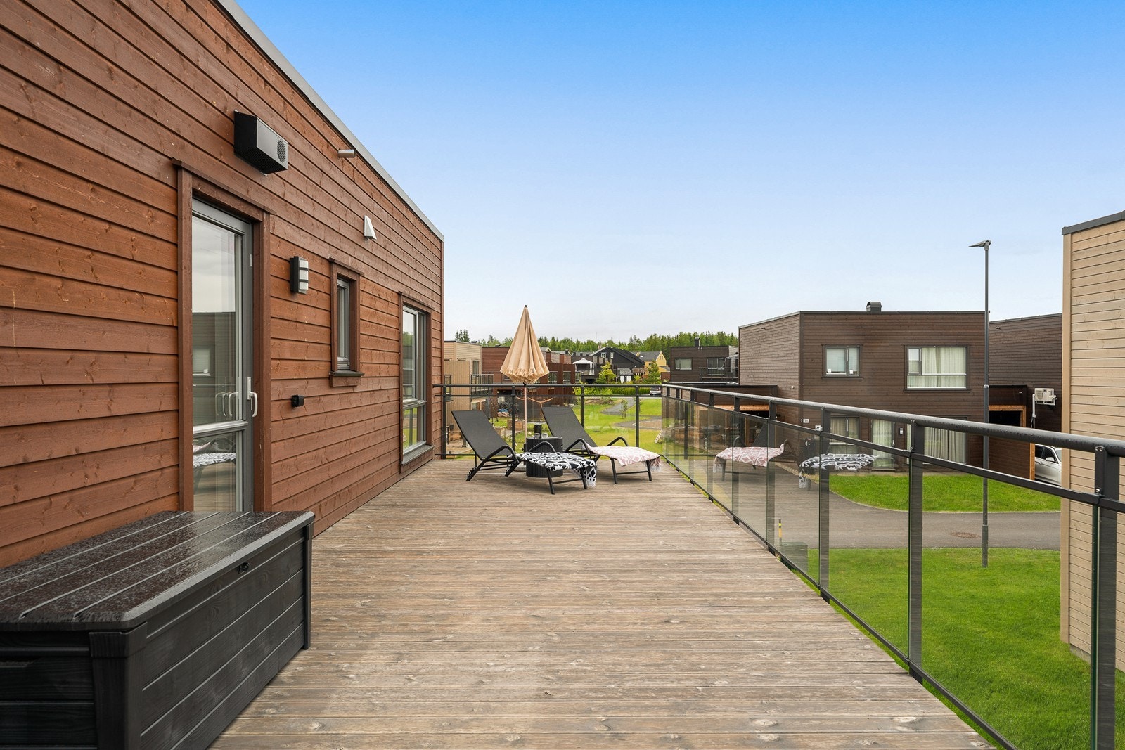 Verandaen gir fleksibilitet til å skape egne soner for soling, lesing og samvær. Galleribilde