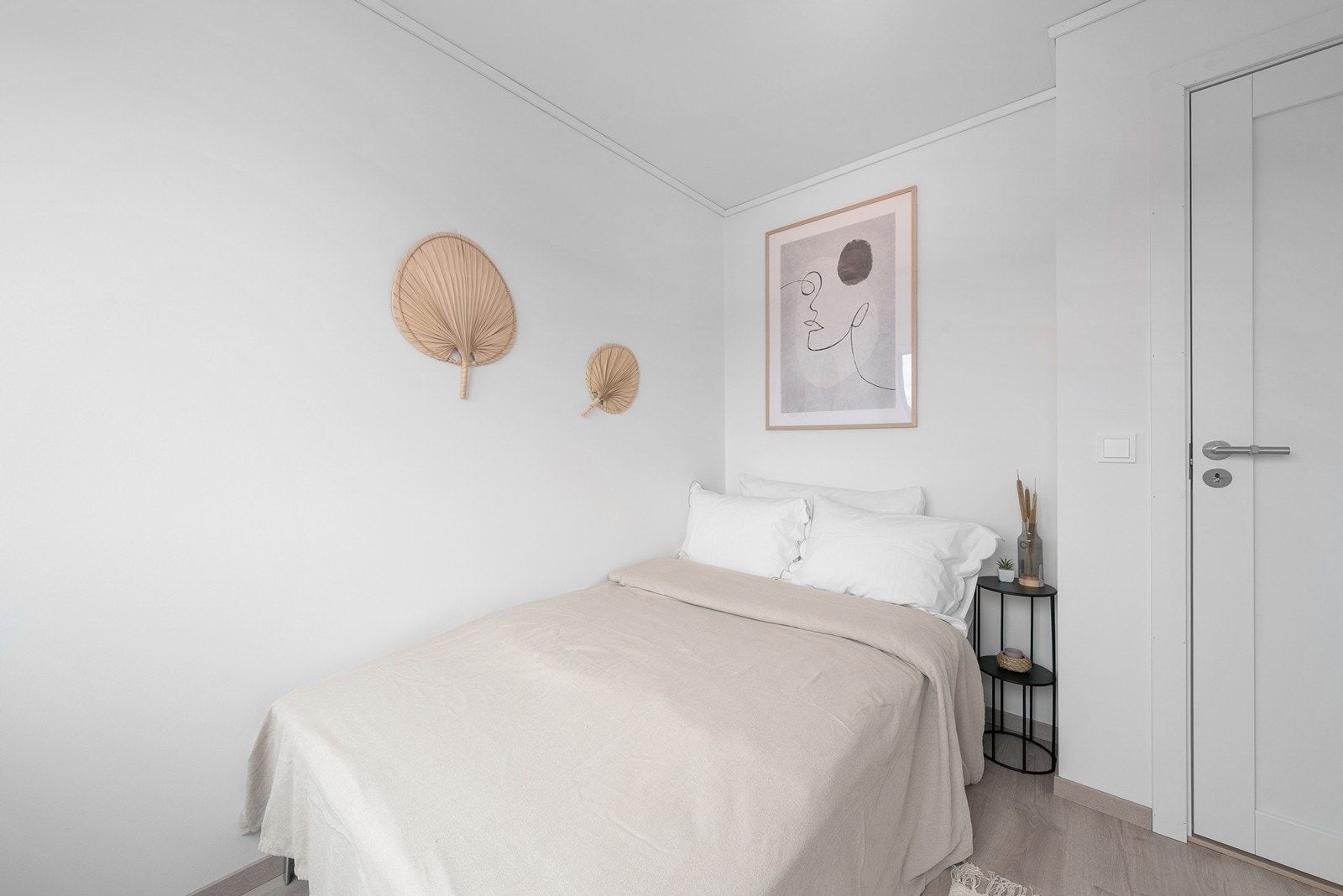 Soverom 1 med plass til garderobeskap og dobbeltseng. Galleribilde