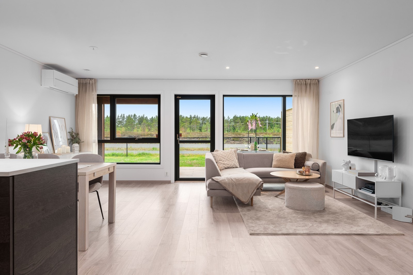 Stilfull stue med store vindusflater og fleksible innredningsmuligheter for hele familien. Galleribilde