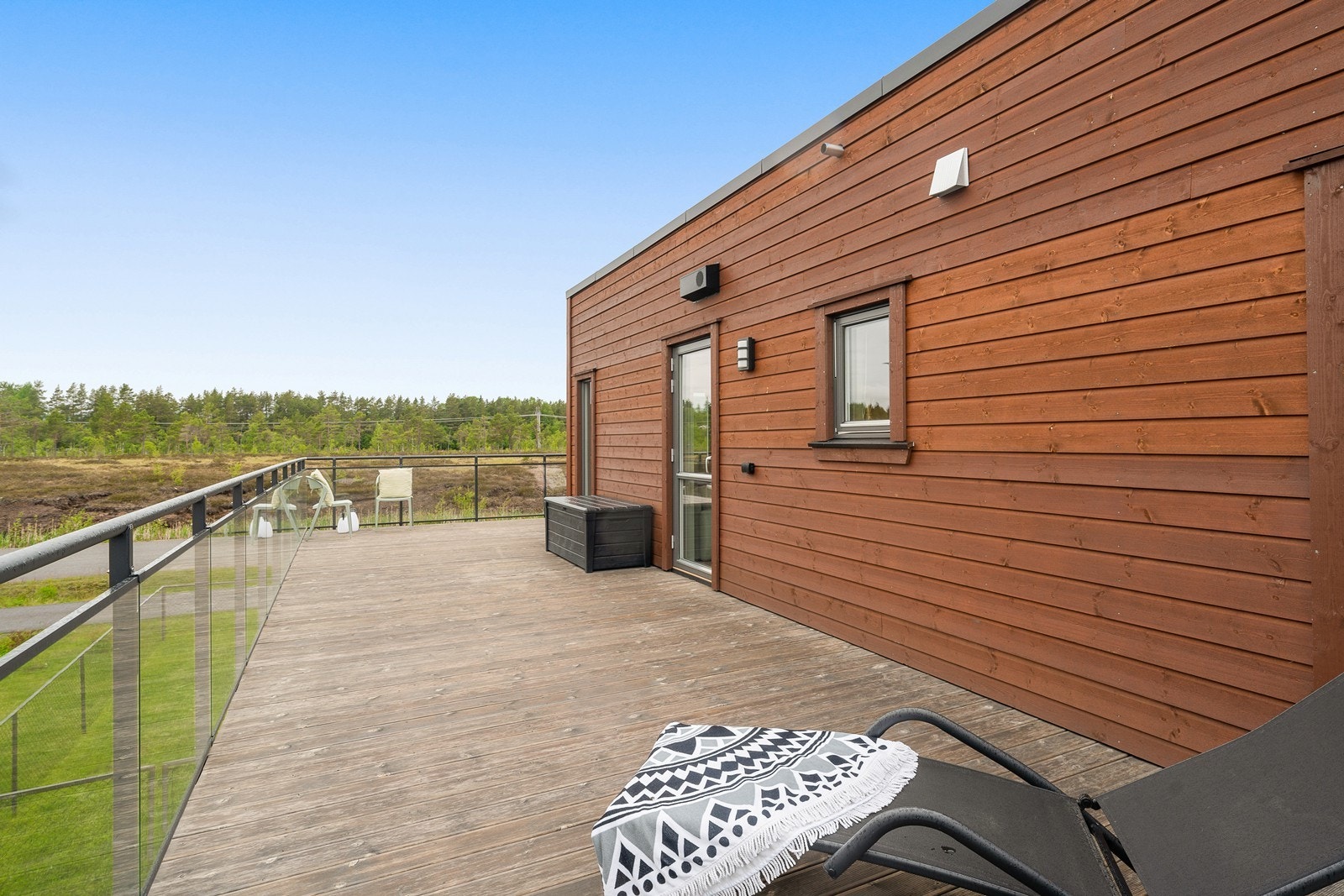 Verandaen gir god plass til både lounge-møbler og plantekasser for en grønn oase. Galleribilde