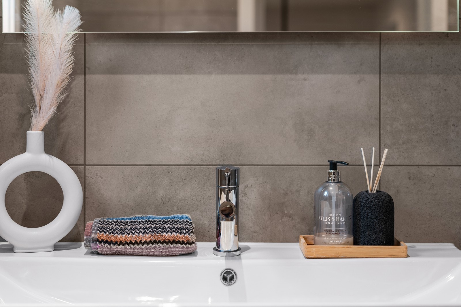 Detaljer som gir badet et elegant uttrykk og bidrar til en harmonisk atmosfære. Galleribilde