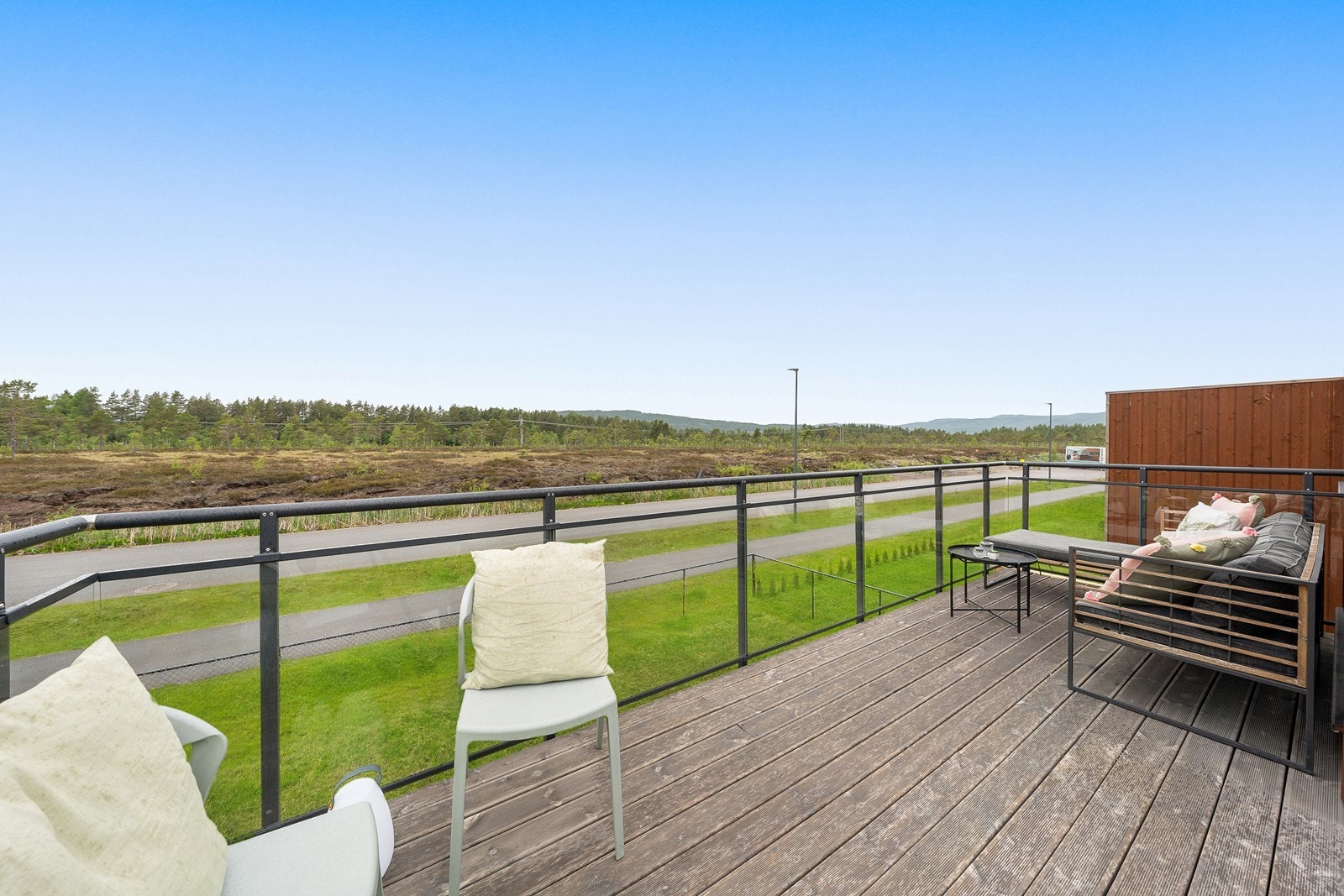 Verandaen i andre etasje på ca. 38,5 m² gir rom for flere sittegrupper. Galleribilde