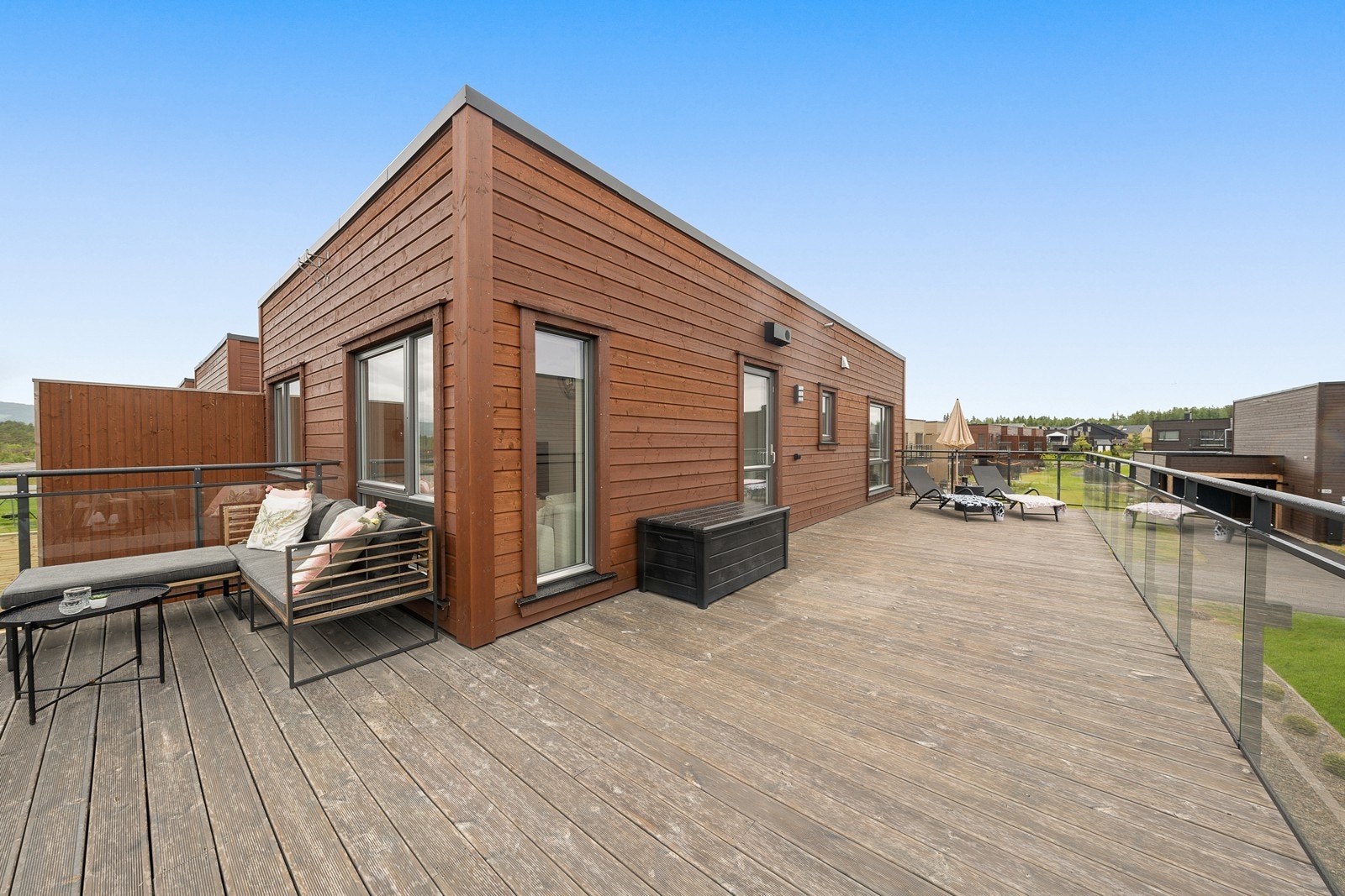 Romslig veranda med terrassebord og rekkverk - ideell for avslapping og sosiale stunder. Galleribilde