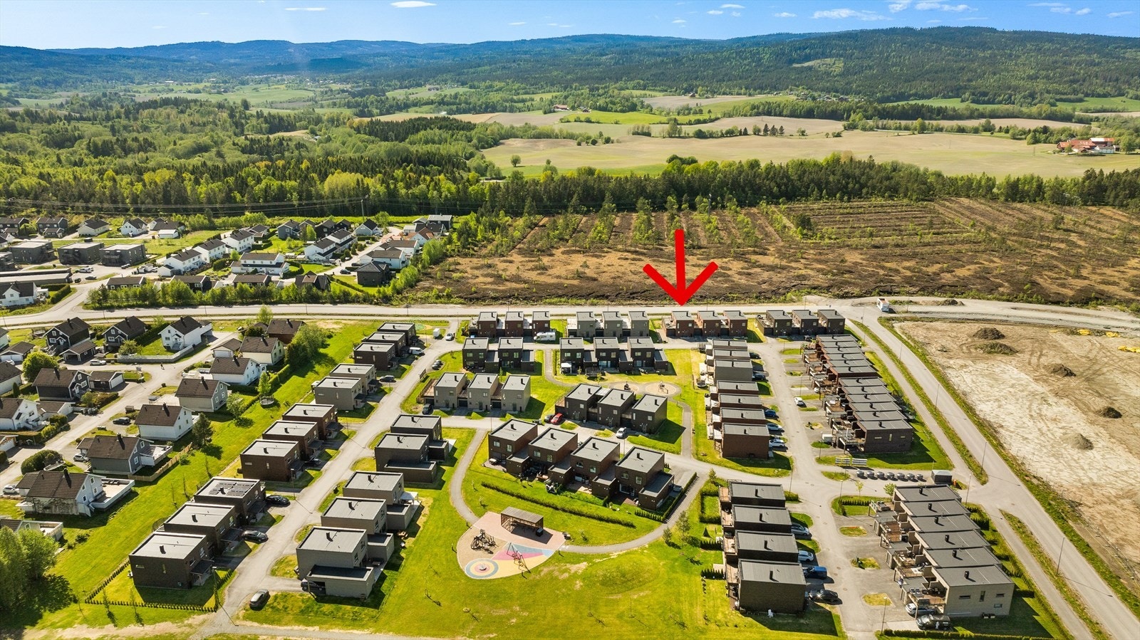 Nyt nærheten til flotte turmuligheter i skog og mark samt velholdte lekeplasser i nærområdet. Galleribilde